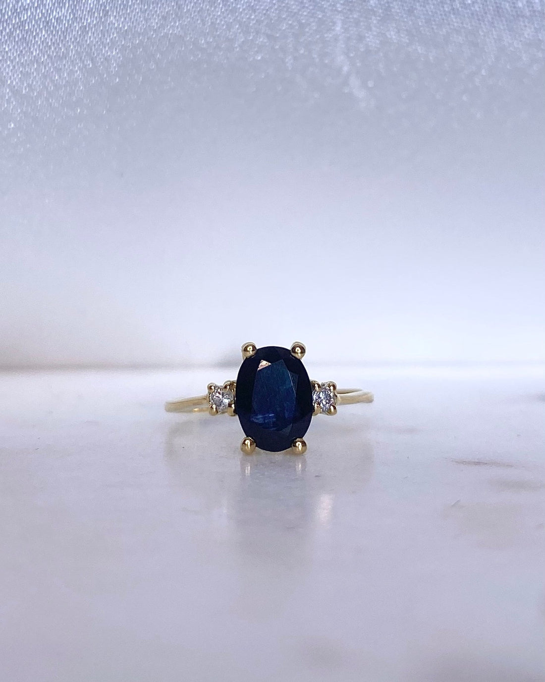 Bague Trilogie Saphir 1.50 carat &amp; Diamants “Calypso” - Elliade Paris