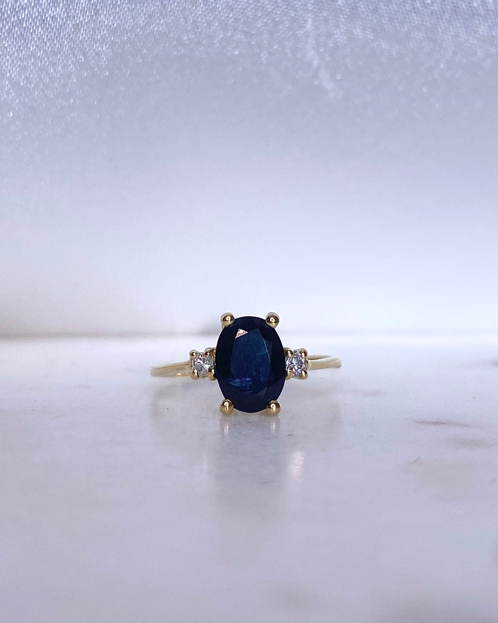 Bague Trilogie Saphir 1.50 carat &amp; Diamants “Calypso” - Elliade Paris
