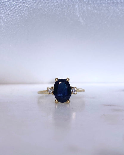 Bague Trilogie Saphir 1.50 carat &amp; Diamants “Calypso” - Elliade Paris