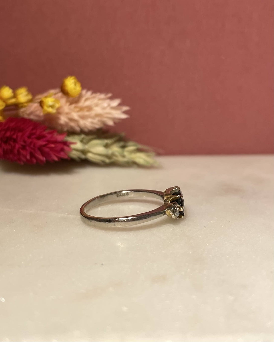 Bague Trilogie Saphir 1.55 carat &amp; Diamants &quot;Danny&quot; - Elliade Paris