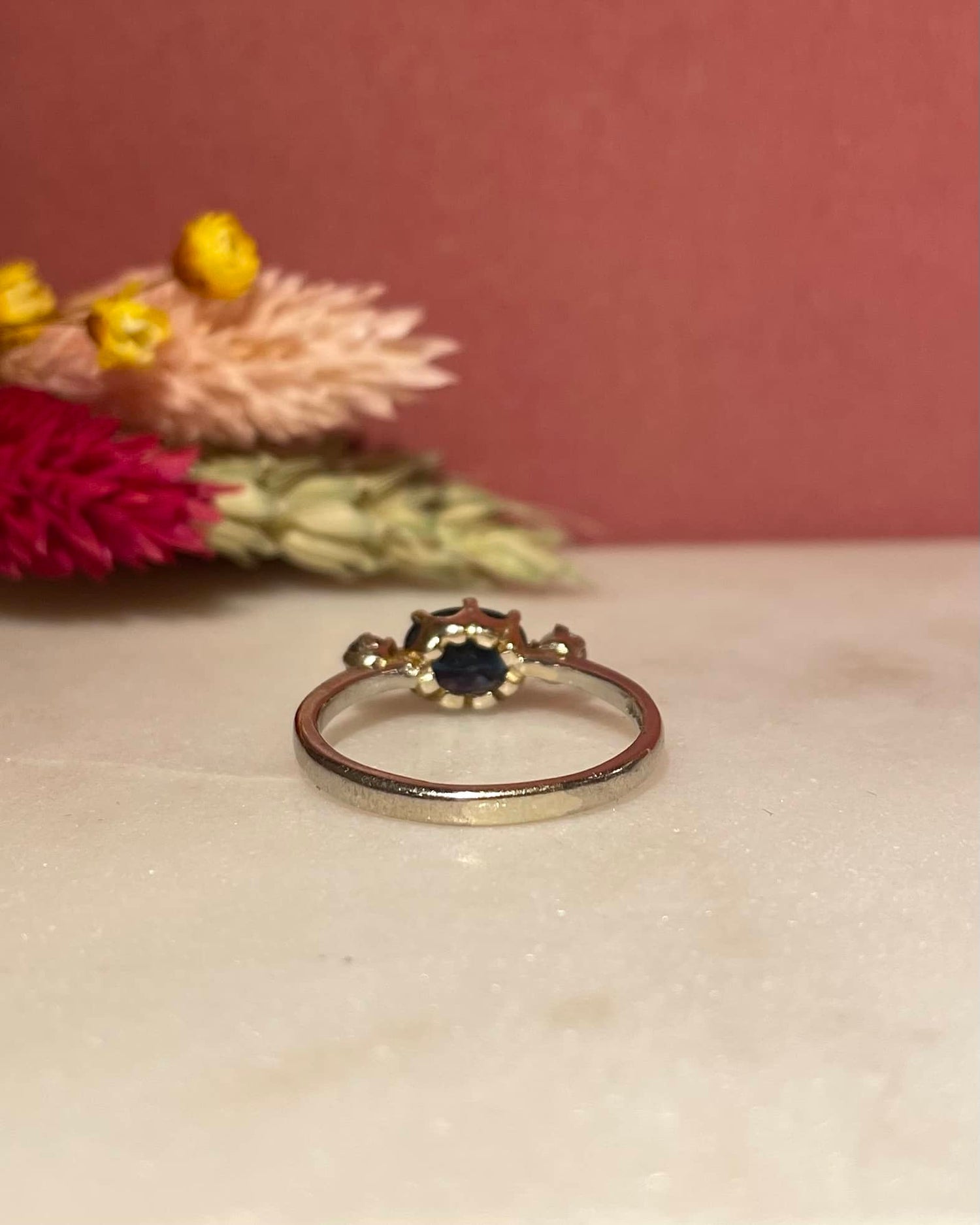 Bague Trilogie Saphir 1.55 carat &amp; Diamants &quot;Danny&quot; - Elliade Paris