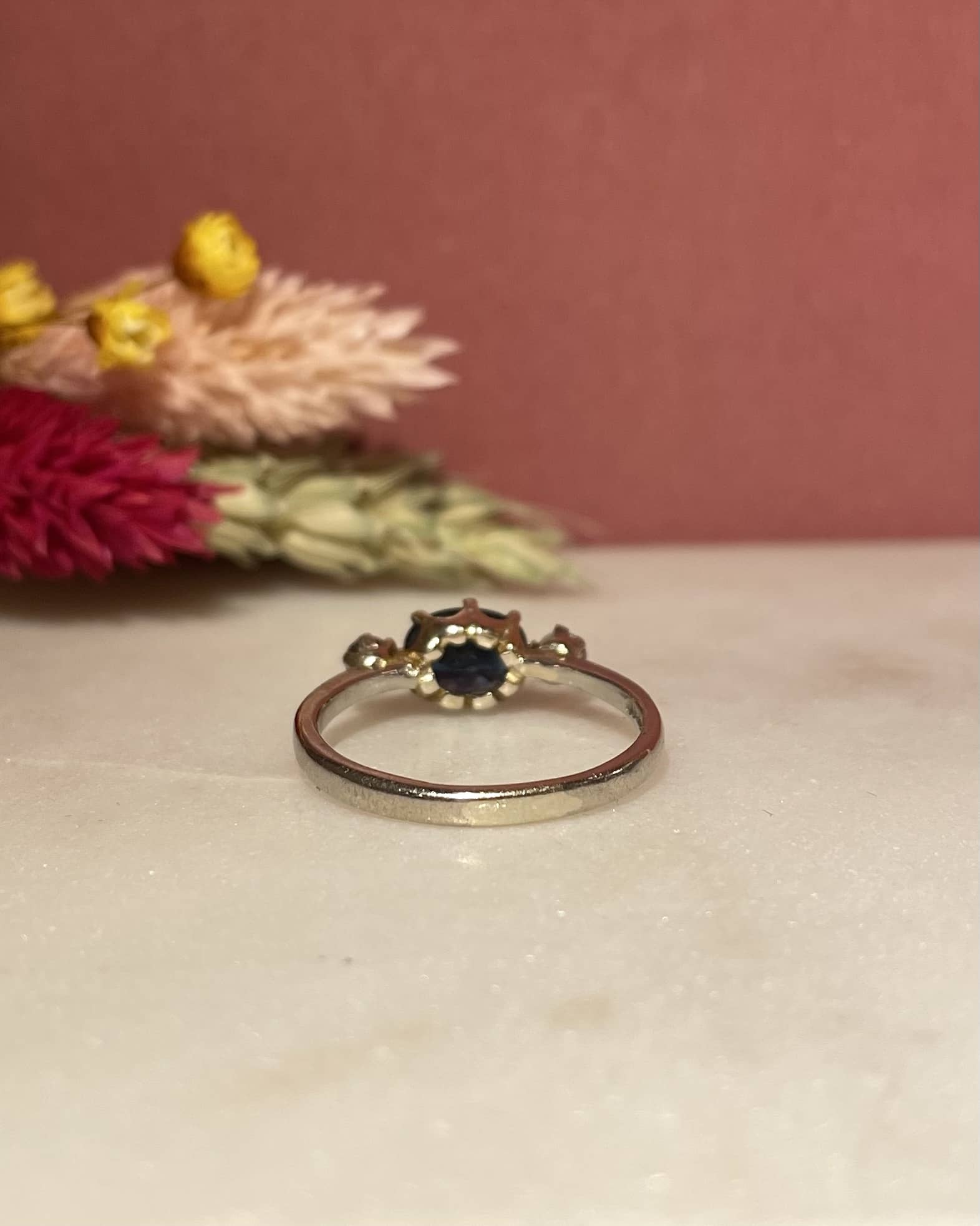 Bague Trilogie Saphir 1.55 carat &amp; Diamants "Danny" - Elliade Paris
