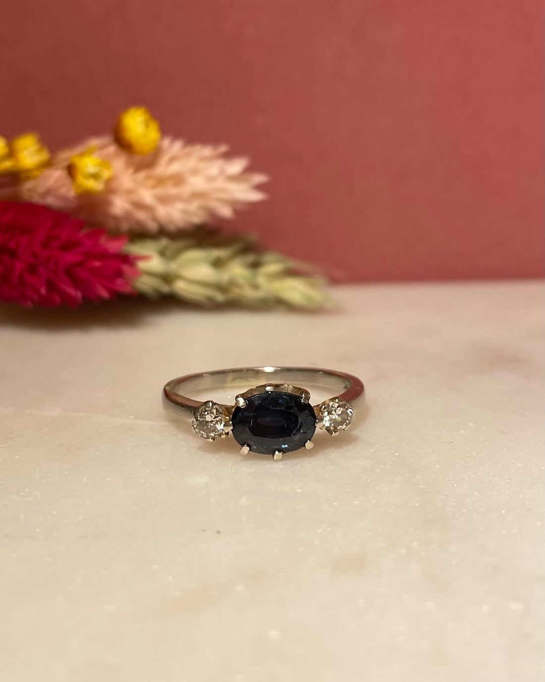 Bague Trilogie Saphir 1.55 carat &amp; Diamants &quot;Danny&quot; - Elliade Paris