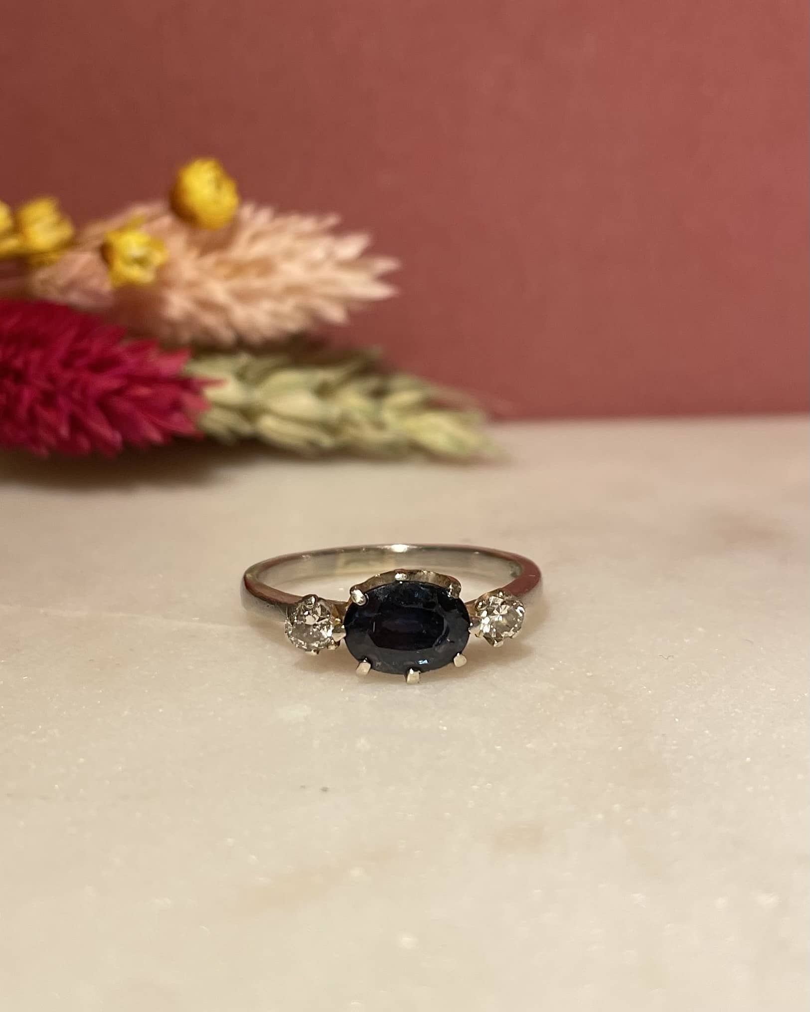 Bague Trilogie Saphir 1.55 carat &amp; Diamants "Danny" - Elliade Paris