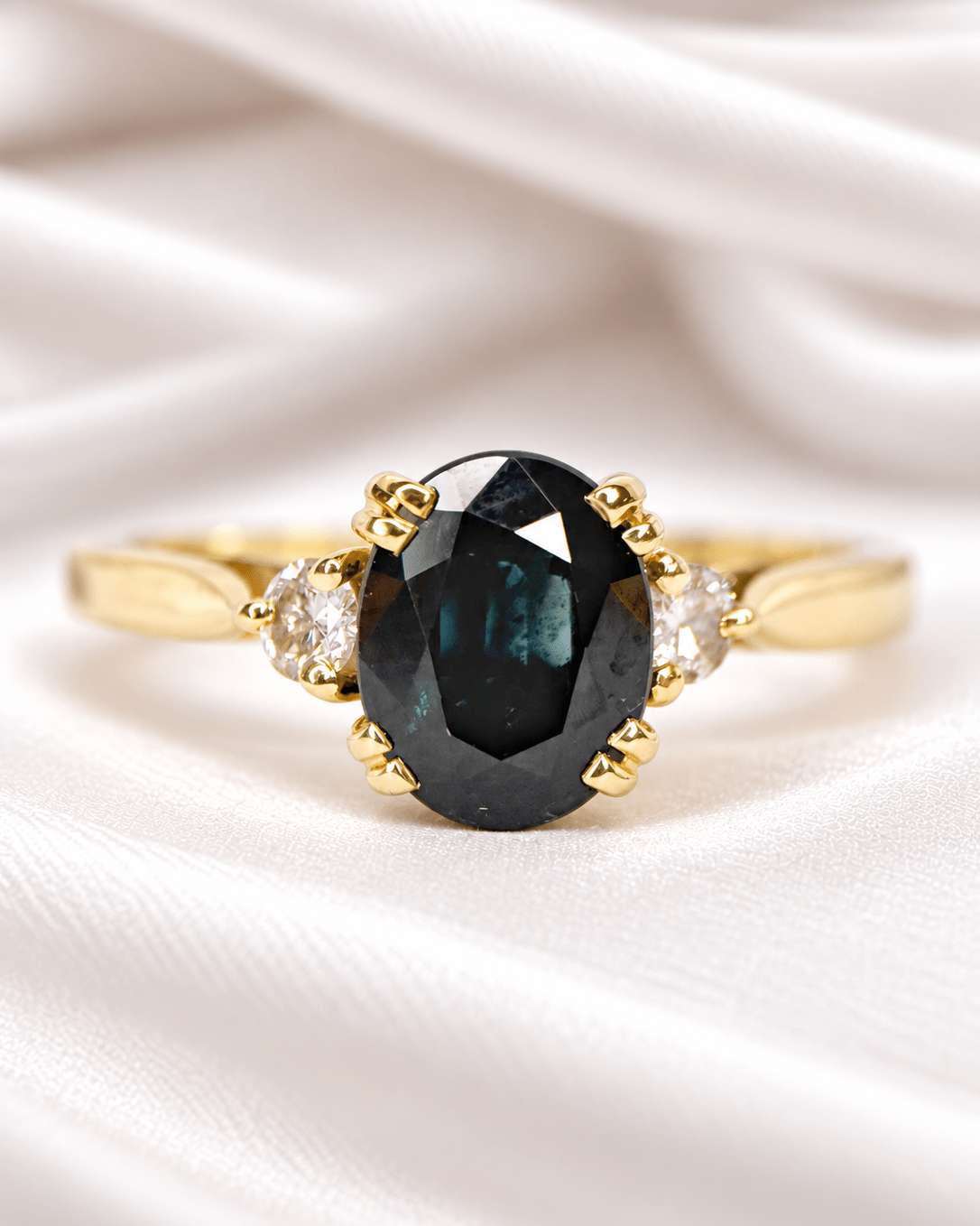 Bague Trilogie Saphir 1.63 carat &amp; Diamants "Mireille" - Elliade Paris
