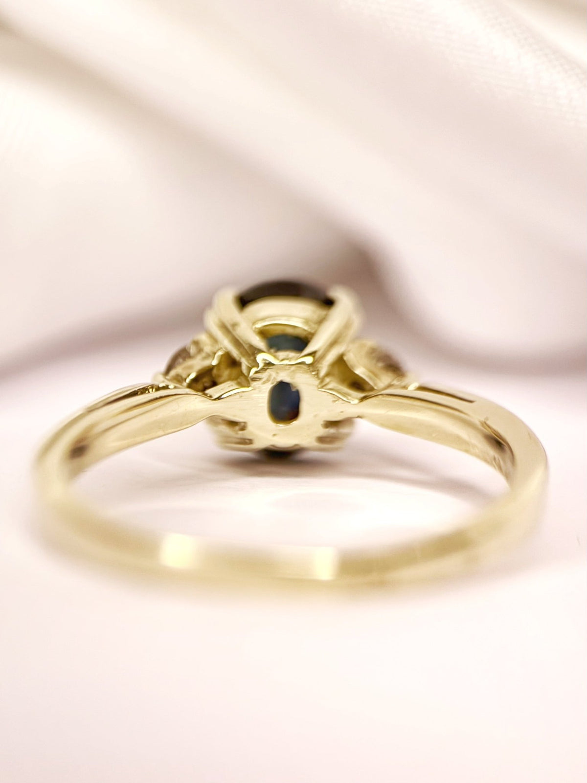 Bague Trilogie Saphir 1.63 carat &amp; Diamants "Mireille" - Elliade Paris