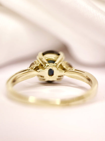 Bague Trilogie Saphir 1.63 carat &amp; Diamants "Mireille" - Elliade Paris