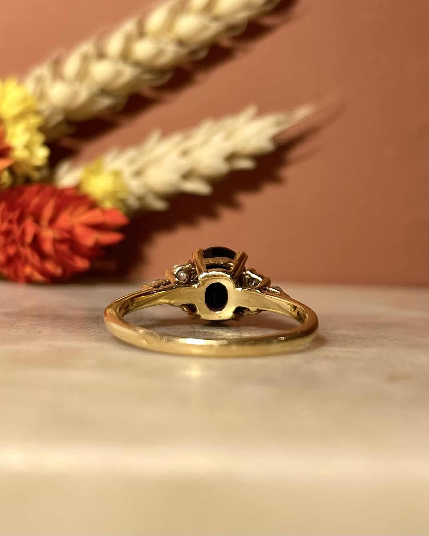 Bague Trilogie Saphir 1.65 carat &amp; Diamants &quot;Halana&quot; - Elliade Paris