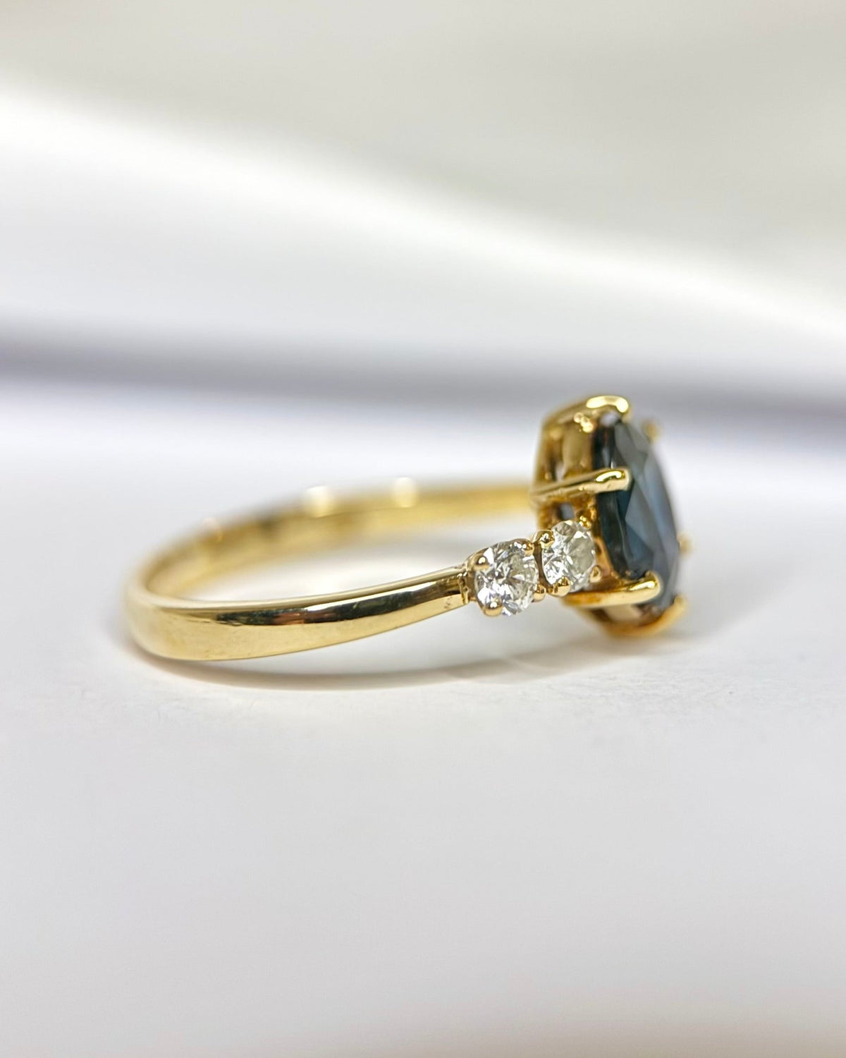 Bague Trilogie Saphir 1.70 carat &amp; Diamants 0.32 carat "Clarance" - Elliade Paris