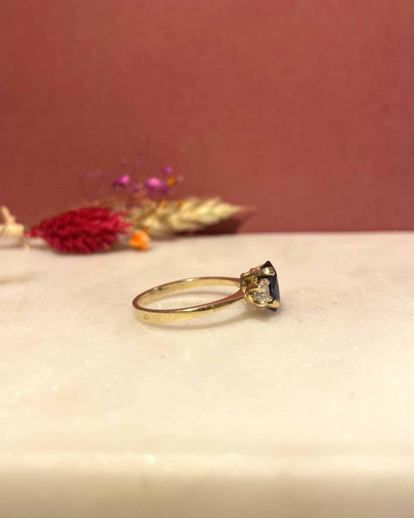 Bague Trilogie Saphir 1.70 carat &amp; Diamants "Nella" - Elliade Paris