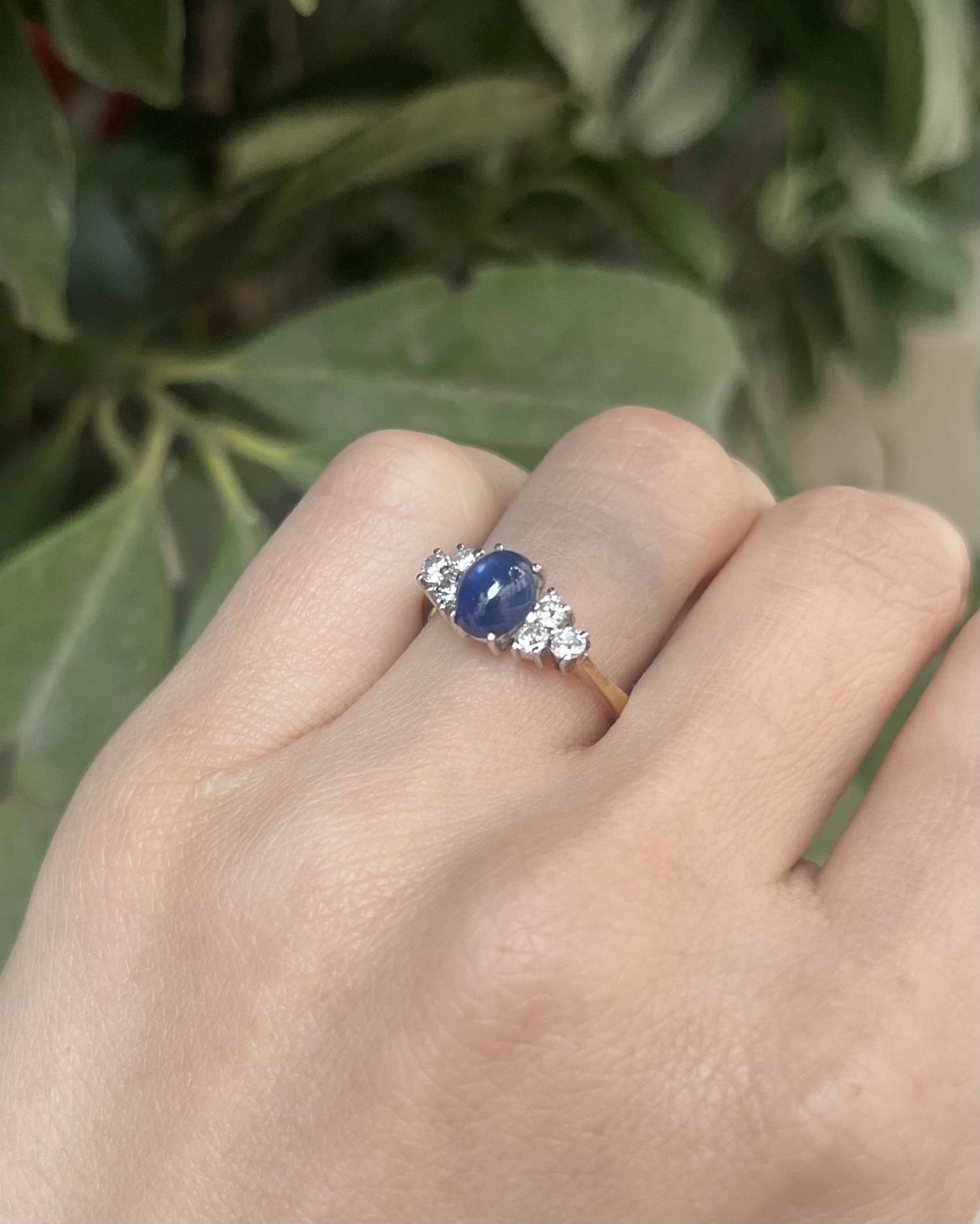 Bague Trilogie Saphir 1.80 carat &amp; Diamants &quot;Orane&quot; - Elliade Paris