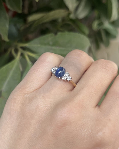 Bague Trilogie Saphir 1.80 carat &amp; Diamants &quot;Orane&quot; - Elliade Paris
