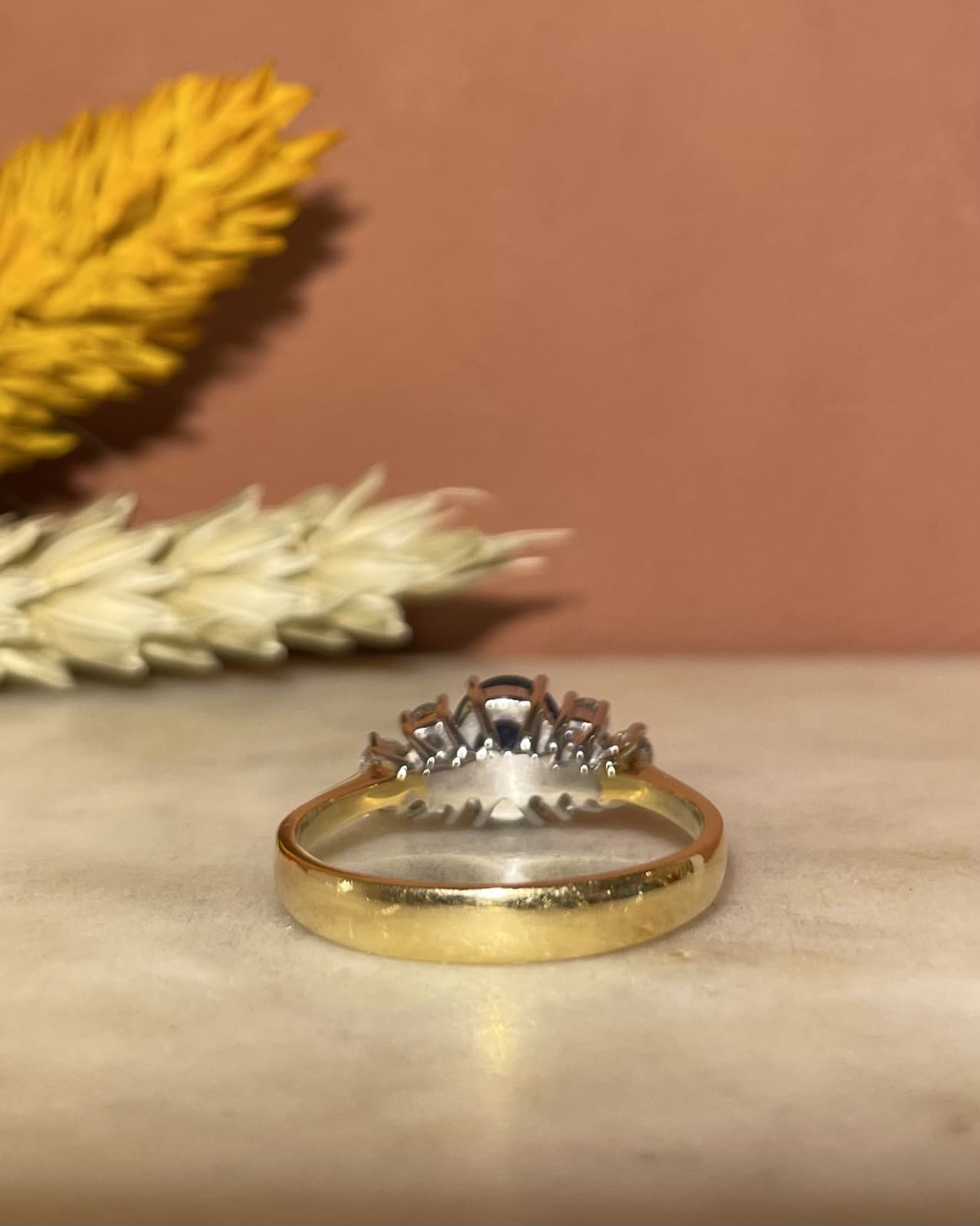 Bague Trilogie Saphir 1.80 carat &amp; Diamants "Orane" - Elliade Paris