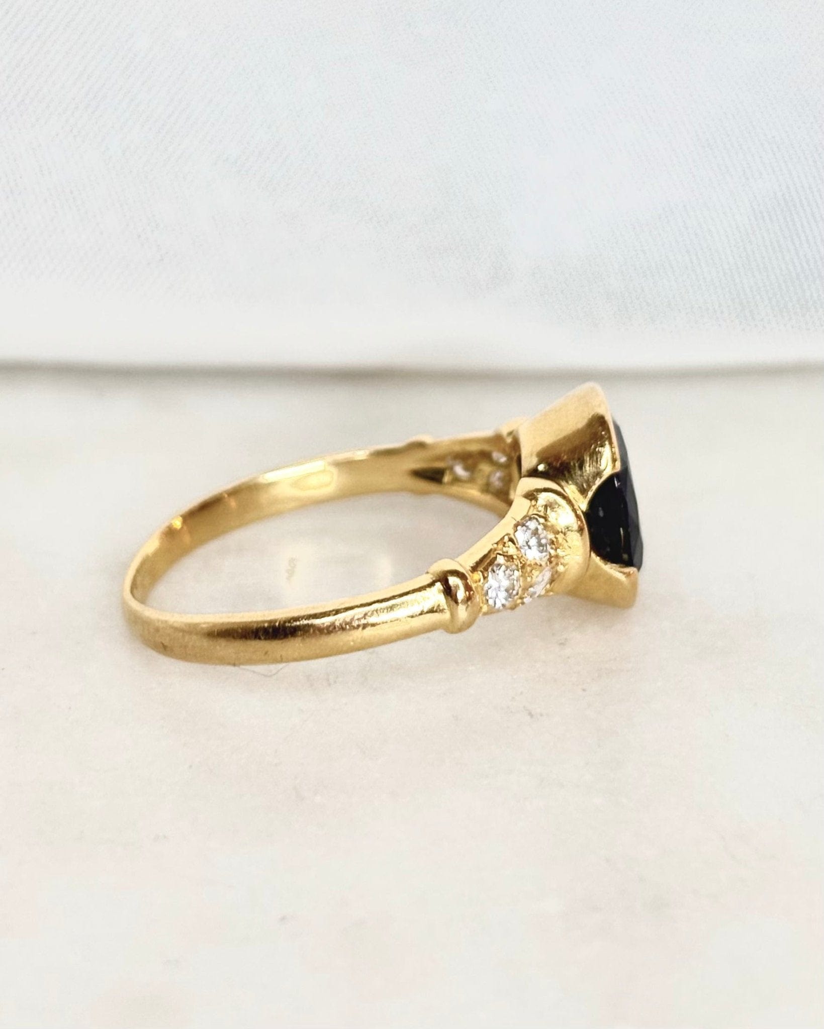 Bague Trilogie Saphir 1.82 carat &amp; Diamants "Nélia" - Elliade Paris