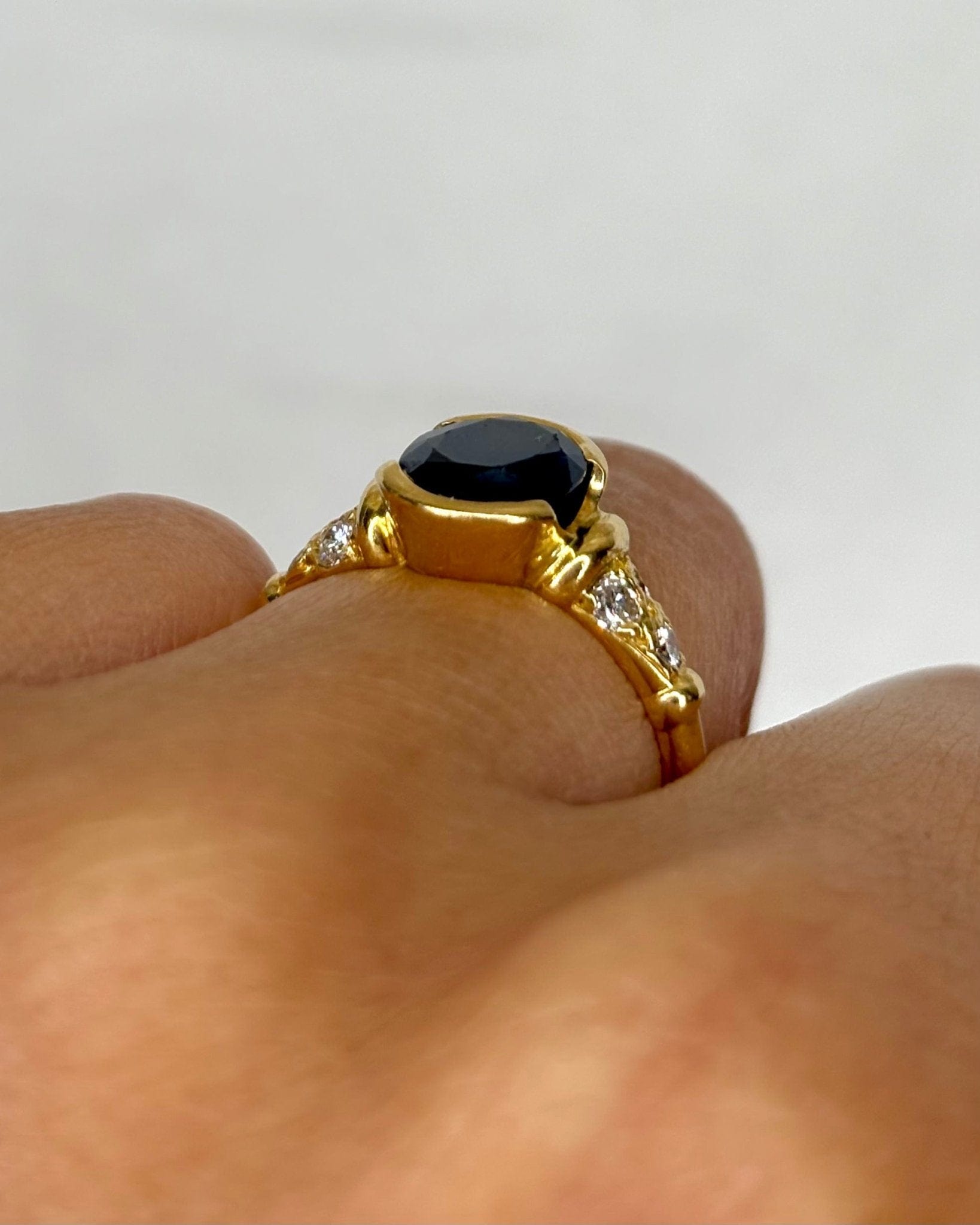 Bague Trilogie Saphir 1.82 carat &amp; Diamants "Nélia" - Elliade Paris