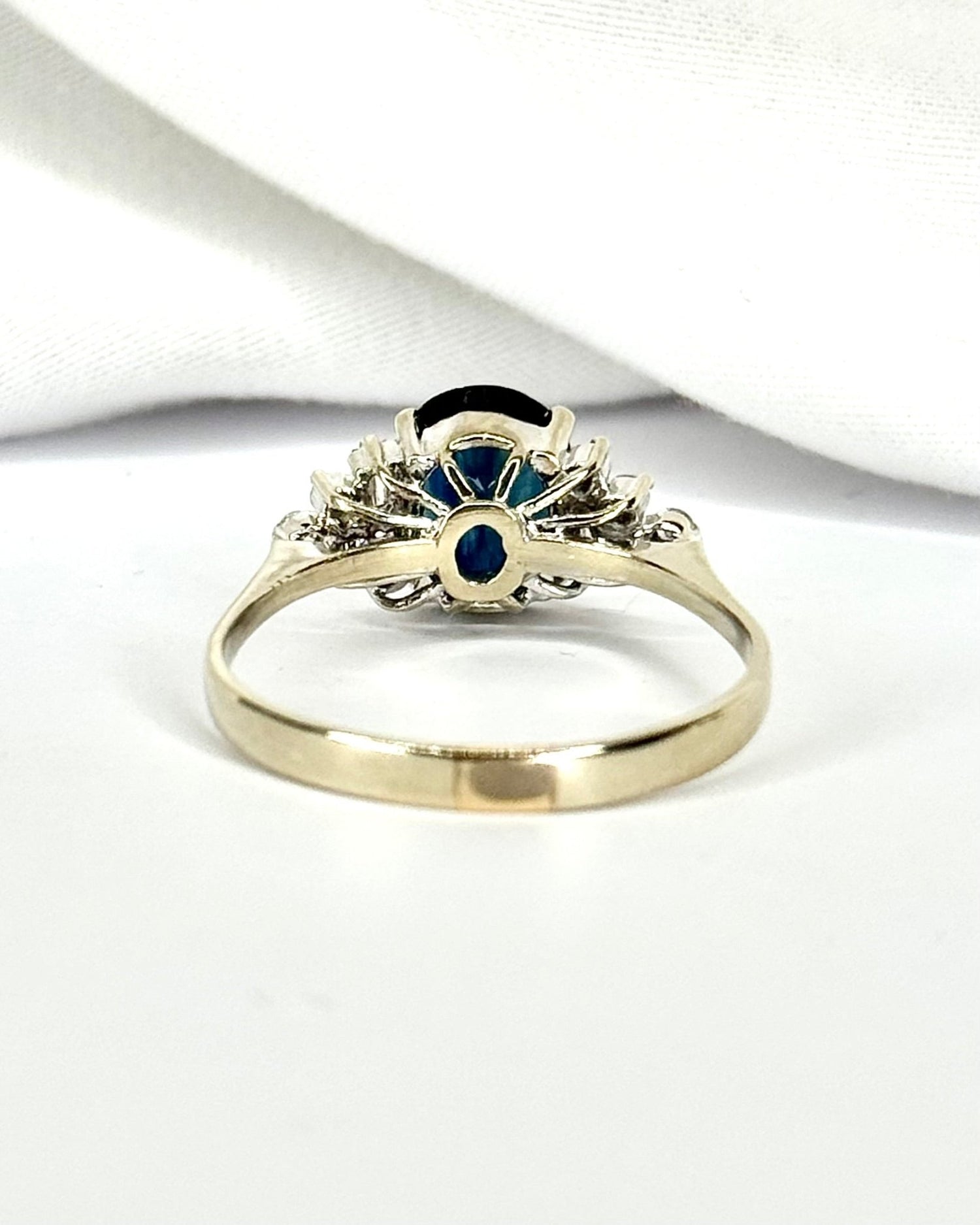Bague Trilogie Saphir 1.82 carat &amp; Diamants "Samantha" - Elliade Paris