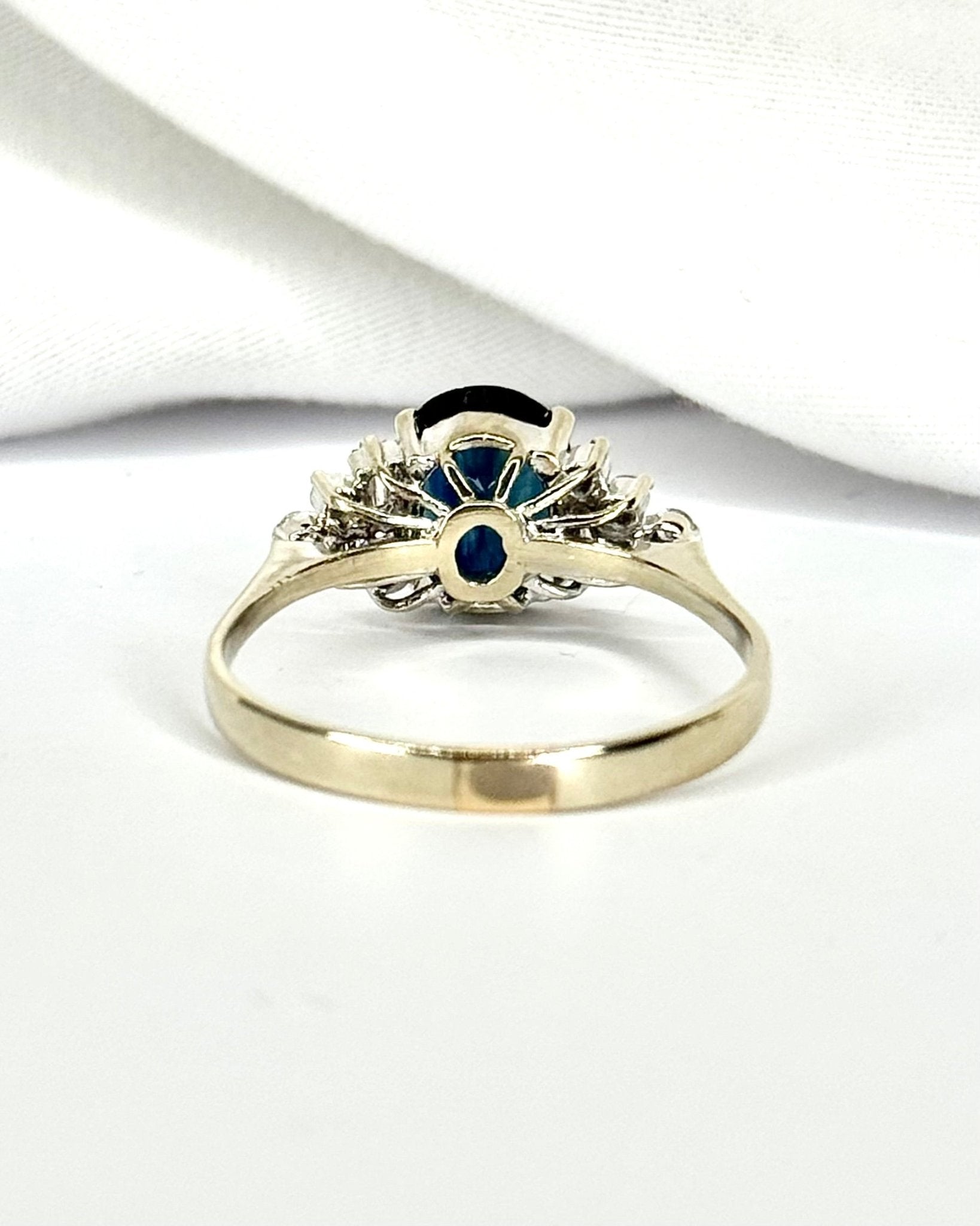 Bague Trilogie Saphir 1.82 carat &amp; Diamants "Samantha" - Elliade Paris