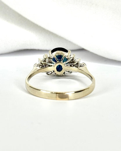 Bague Trilogie Saphir 1.82 carat &amp; Diamants "Samantha" - Elliade Paris
