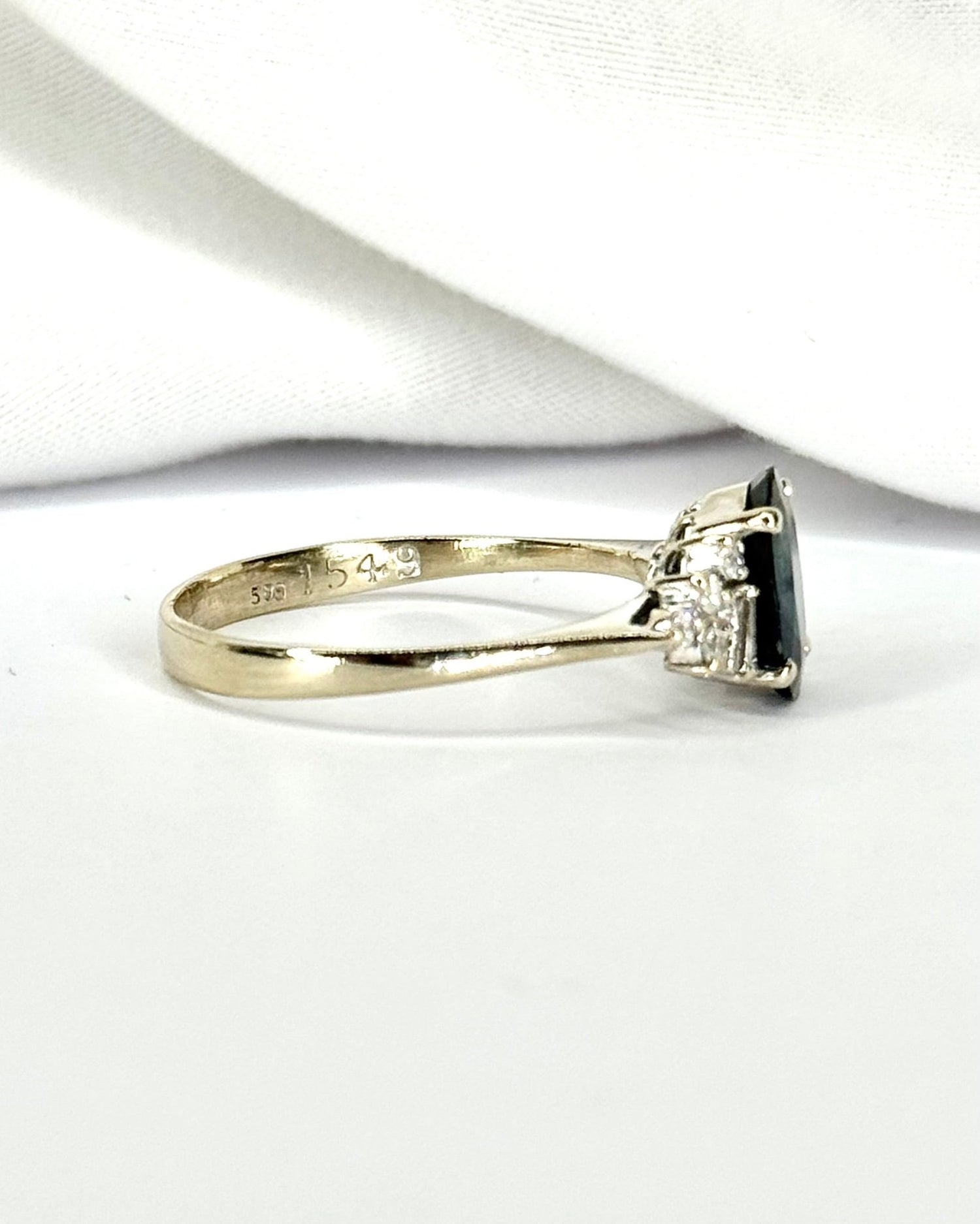 Bague Trilogie Saphir 1.82 carat &amp; Diamants "Samantha" - Elliade Paris