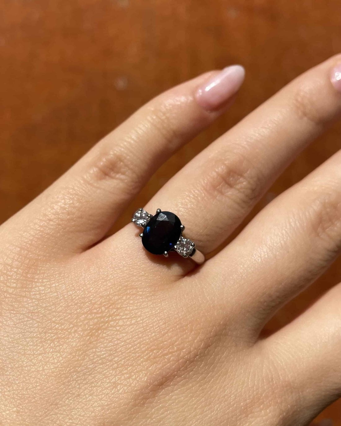 Bague Trilogie Saphir 1.90 carat &amp; Diamants “Daria” - Elliade Paris