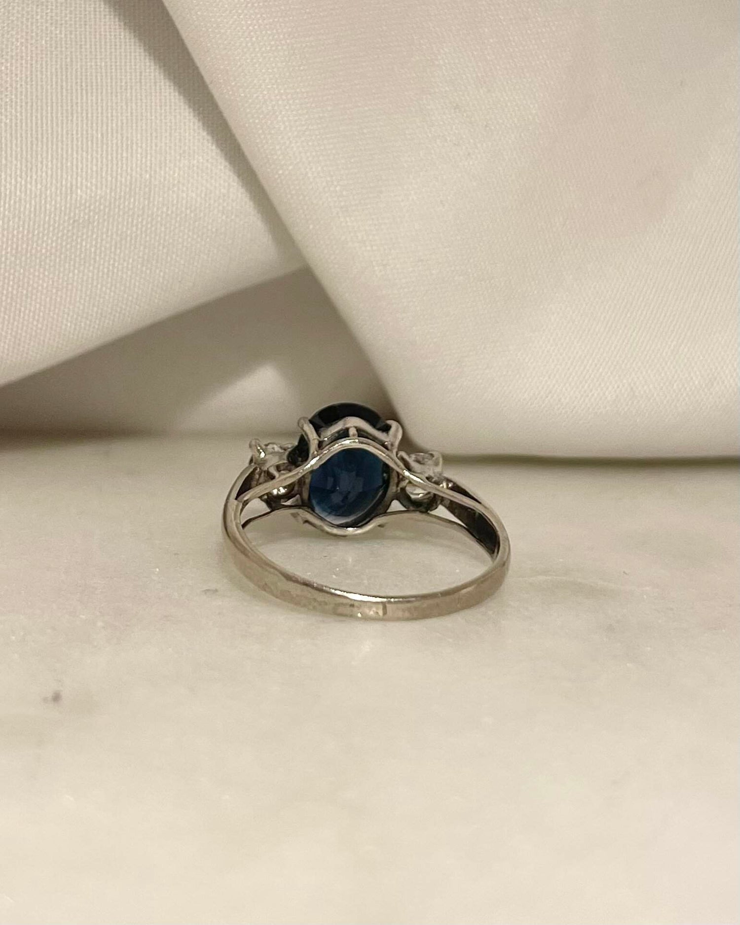Bague Trilogie Saphir 1.90 carat &amp; Diamants “Daria” - Elliade Paris