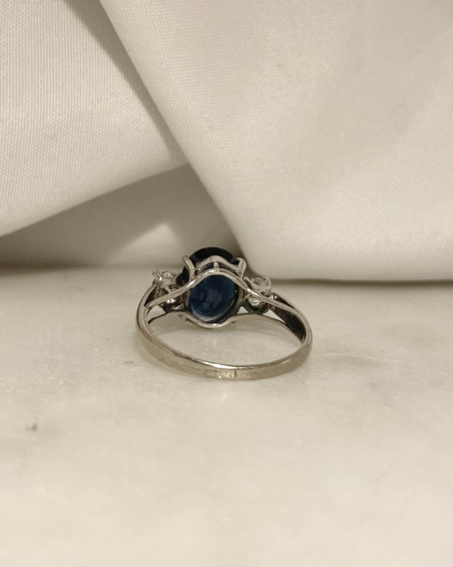 Bague Trilogie Saphir 1.90 carat &amp; Diamants “Daria” - Elliade Paris