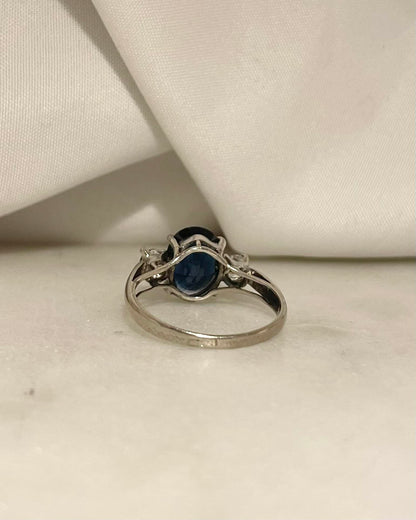 Bague Trilogie Saphir 1.90 carat &amp; Diamants “Daria” - Elliade Paris