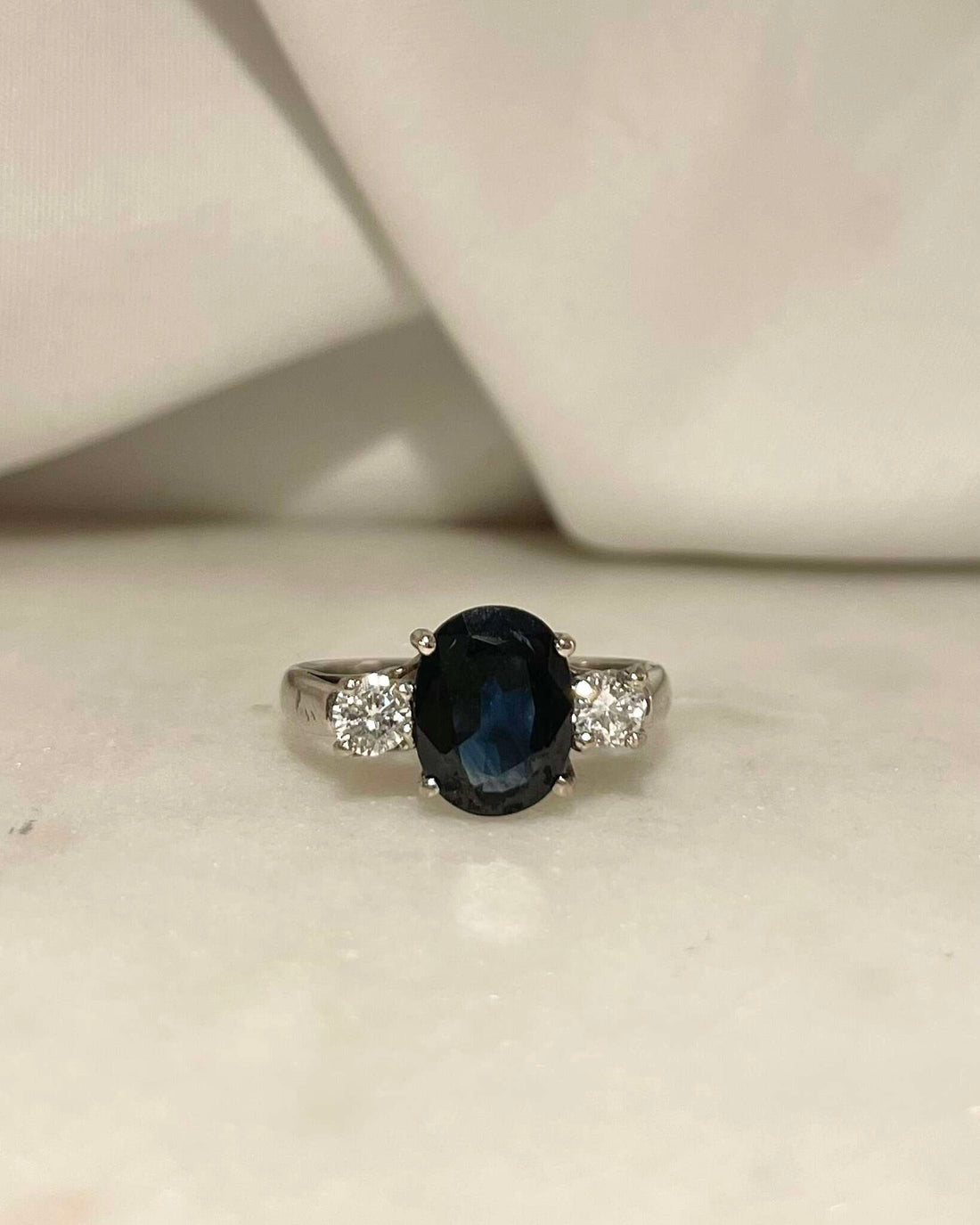 Bague Trilogie Saphir 1.90 carat &amp; Diamants “Daria” - Elliade Paris