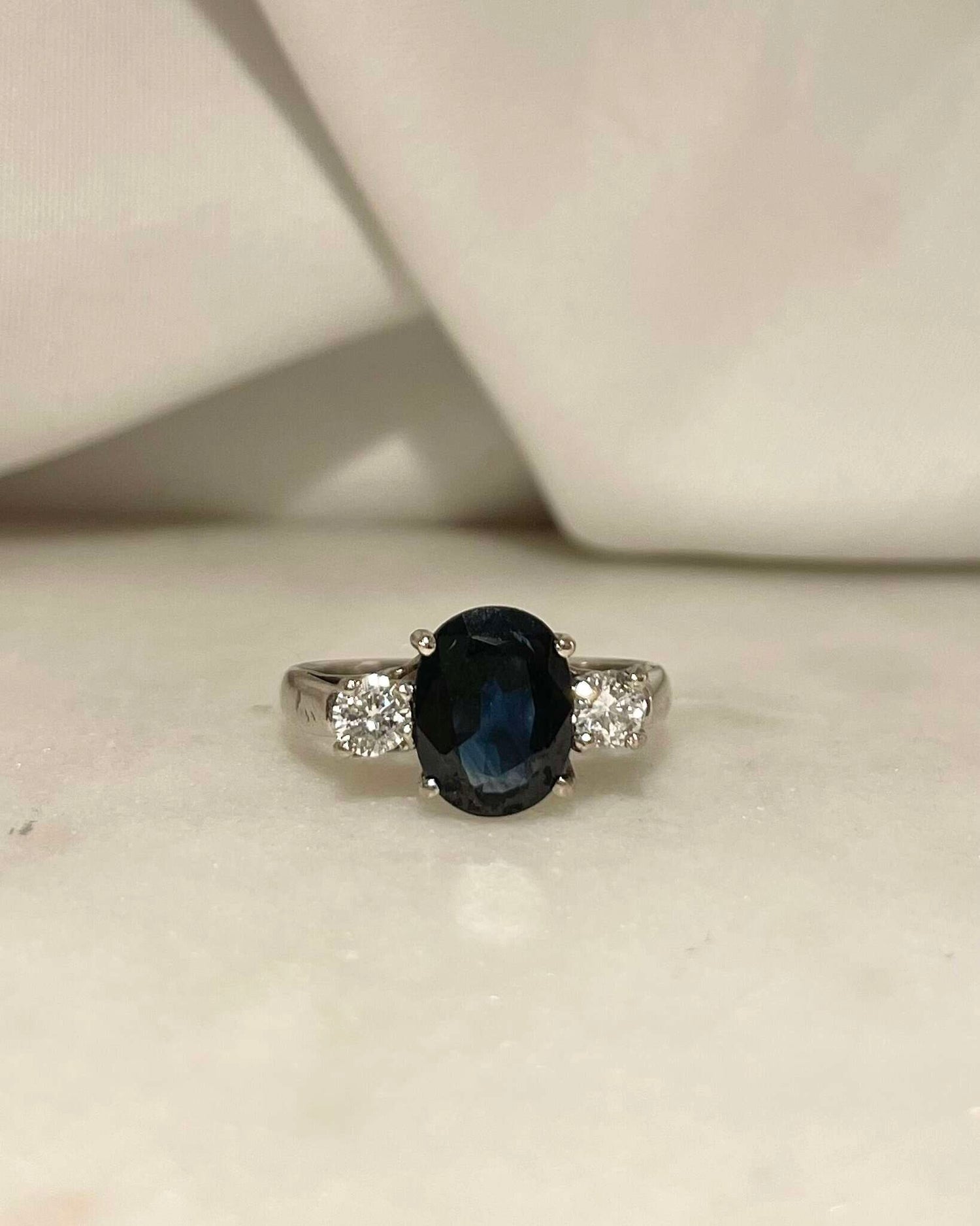 Bague Trilogie Saphir 1.90 carat &amp; Diamants “Daria” - Elliade Paris