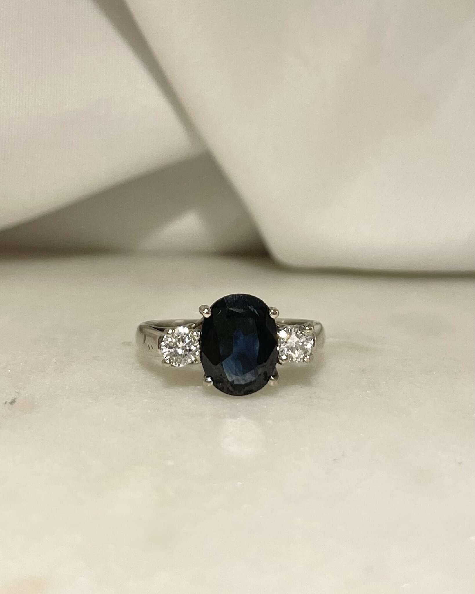 Bague Trilogie Saphir 1.90 carat &amp; Diamants “Daria” - Elliade Paris
