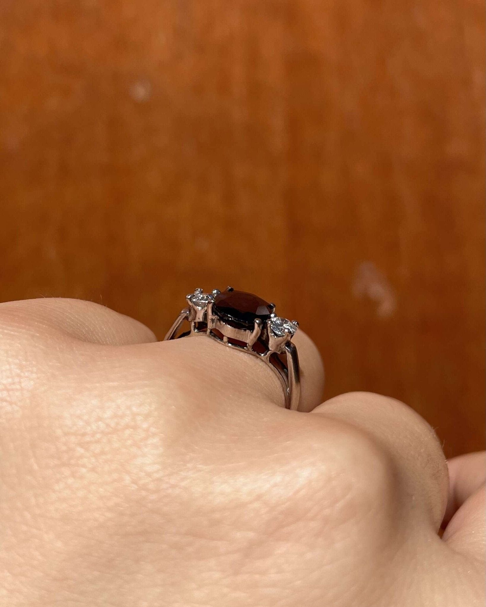Bague Trilogie Saphir 1.90 carat &amp; Diamants “Daria” - Elliade Paris