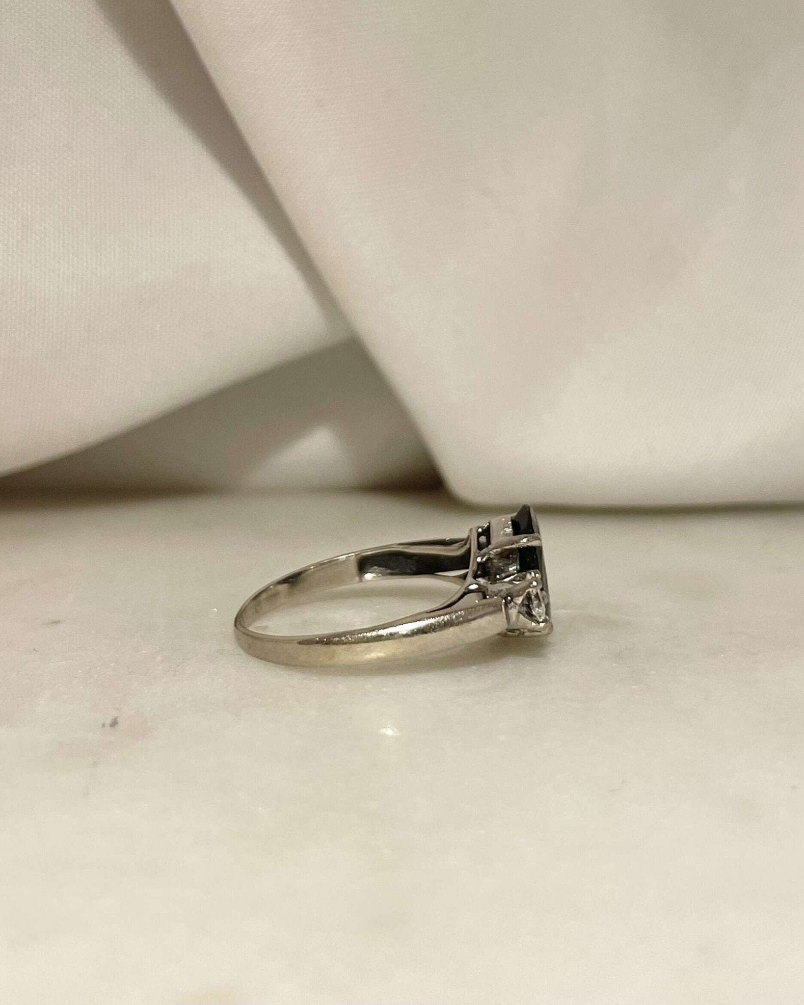 Bague Trilogie Saphir 1.90 carat &amp; Diamants “Daria” - Elliade Paris