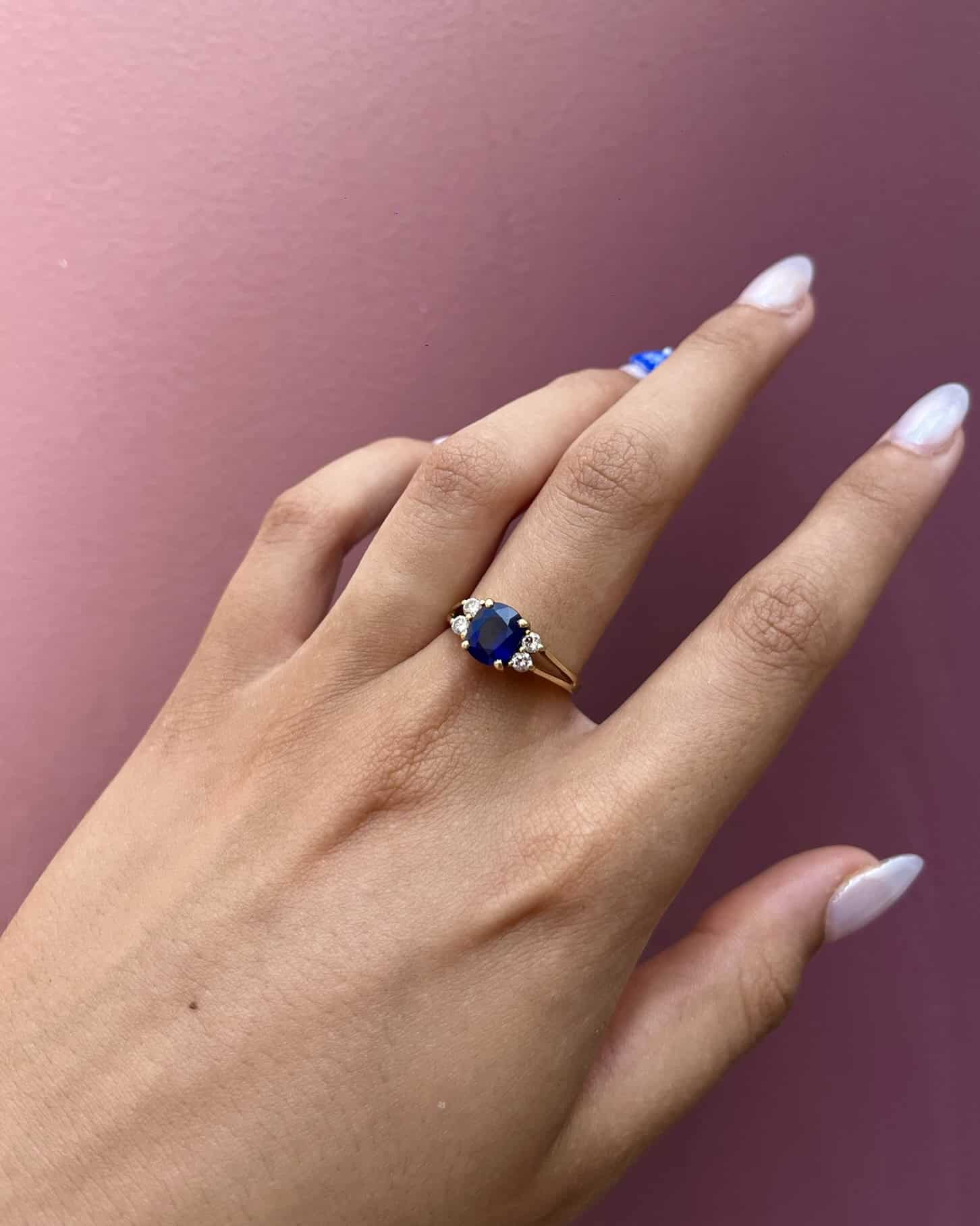 Bague Trilogie Saphir 2 carats &amp; Diamants "Soraya" - Elliade Paris