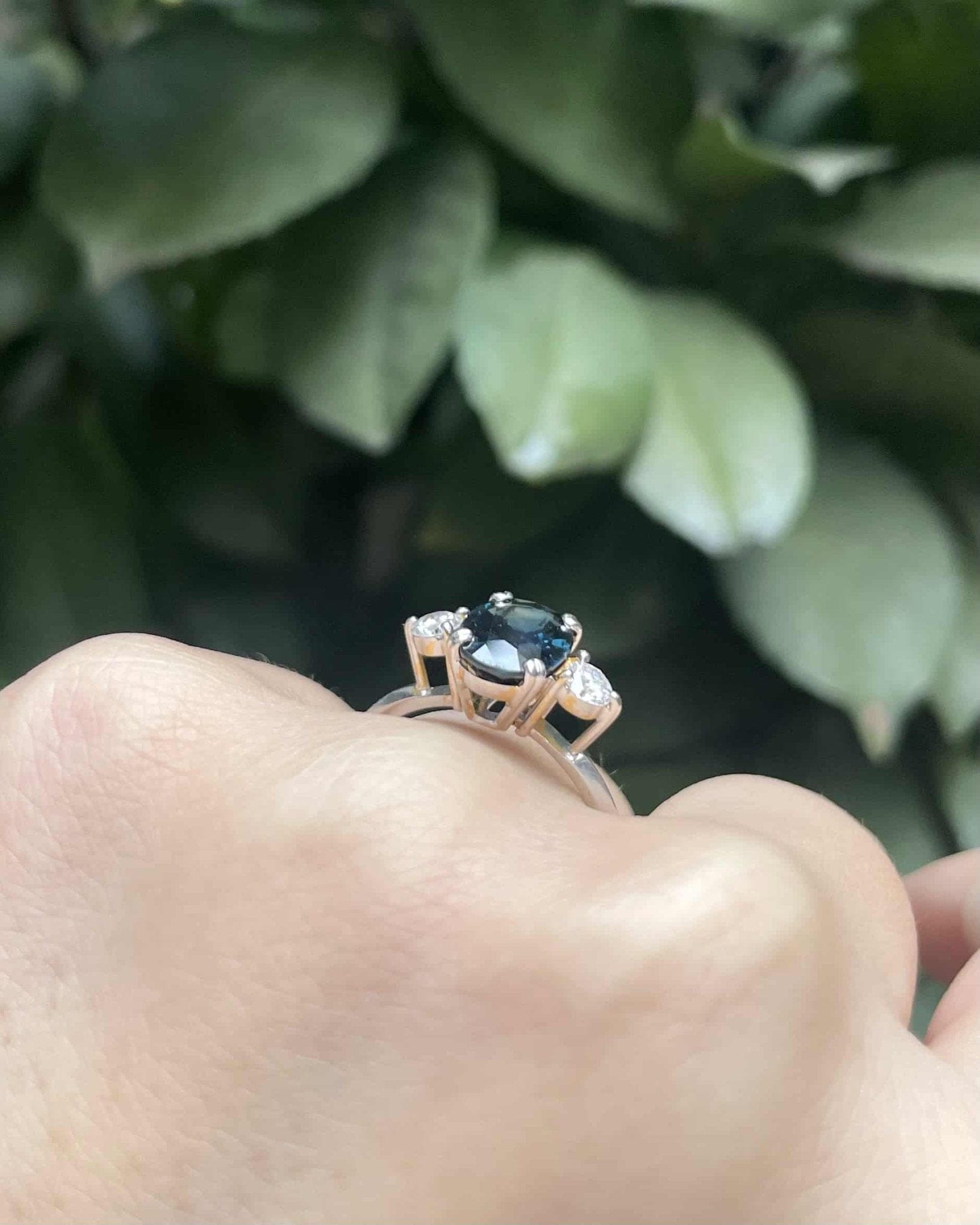 Bague Trilogie Saphir 2.35 carats &amp; Diamants "Auriane" - Elliade Paris
