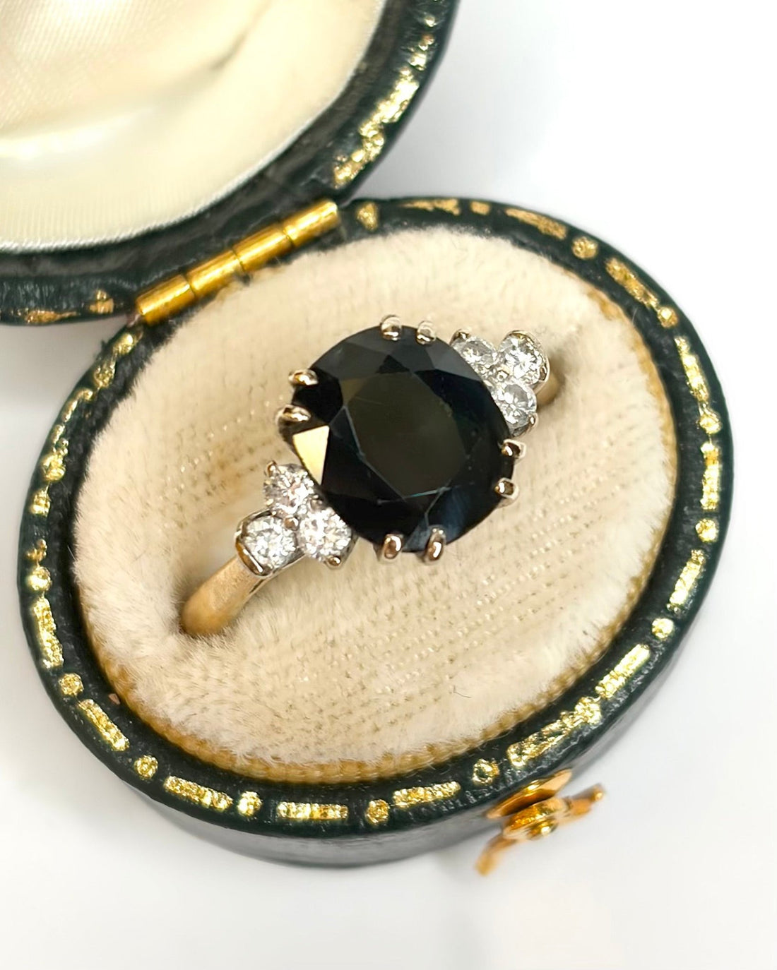 Bague Trilogie Saphir 2.50 carats &amp; Diamants 0.24 carat "Malory" - Elliade Paris