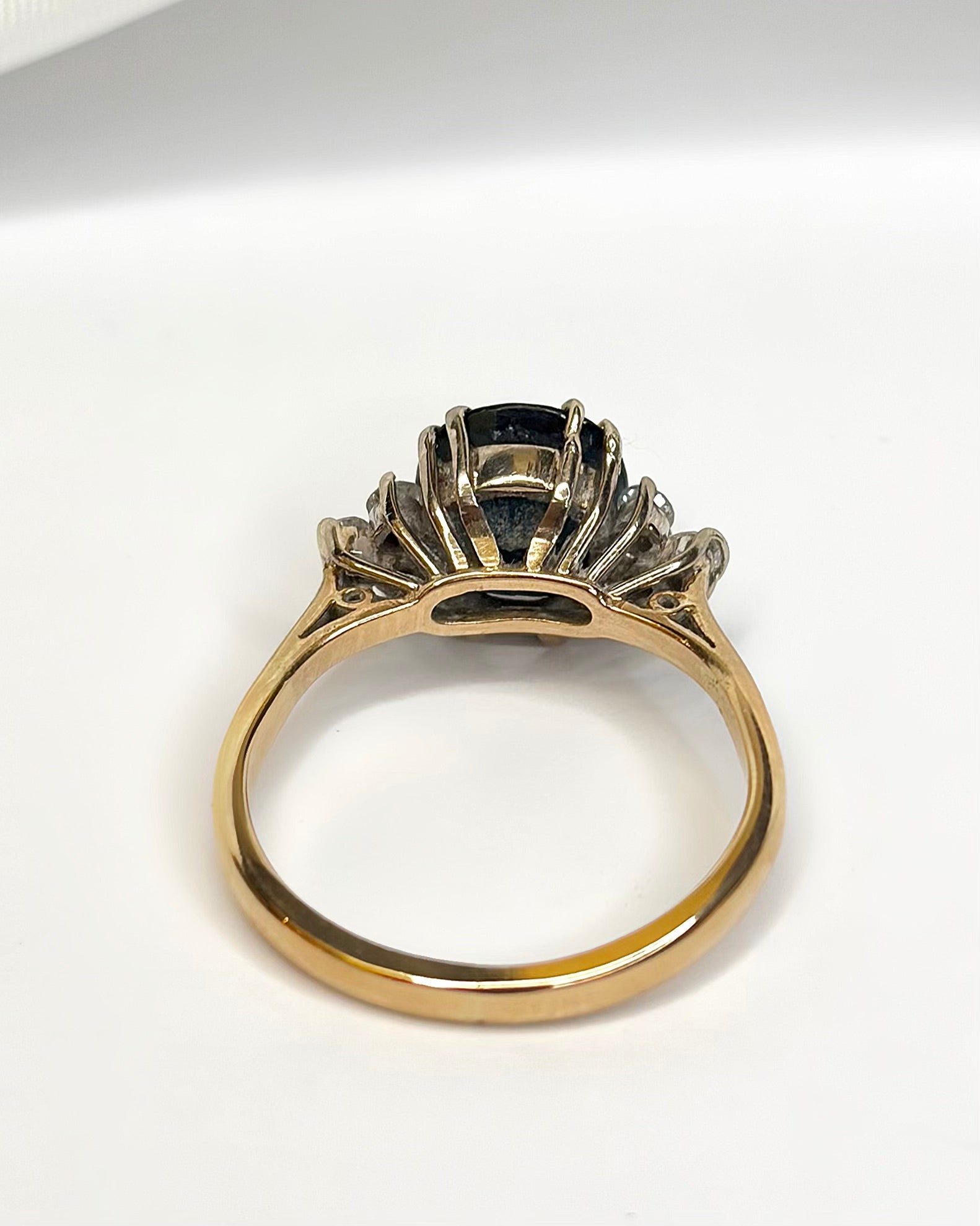 Bague Trilogie Saphir 2.50 carats &amp; Diamants 0.24 carat "Malory" - Elliade Paris