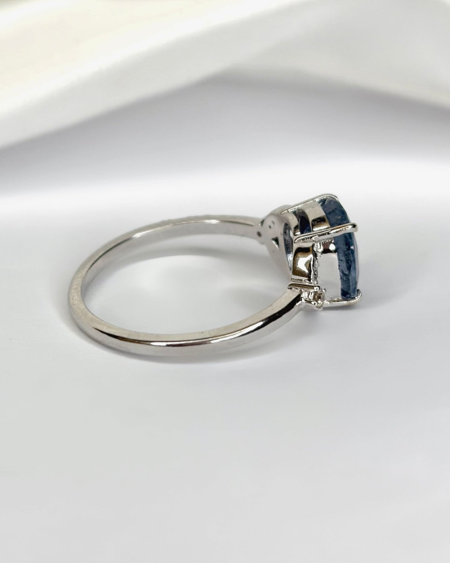 Bague Trilogie Saphir 2.70 carats &amp; Diamants "Florie" - Elliade Paris