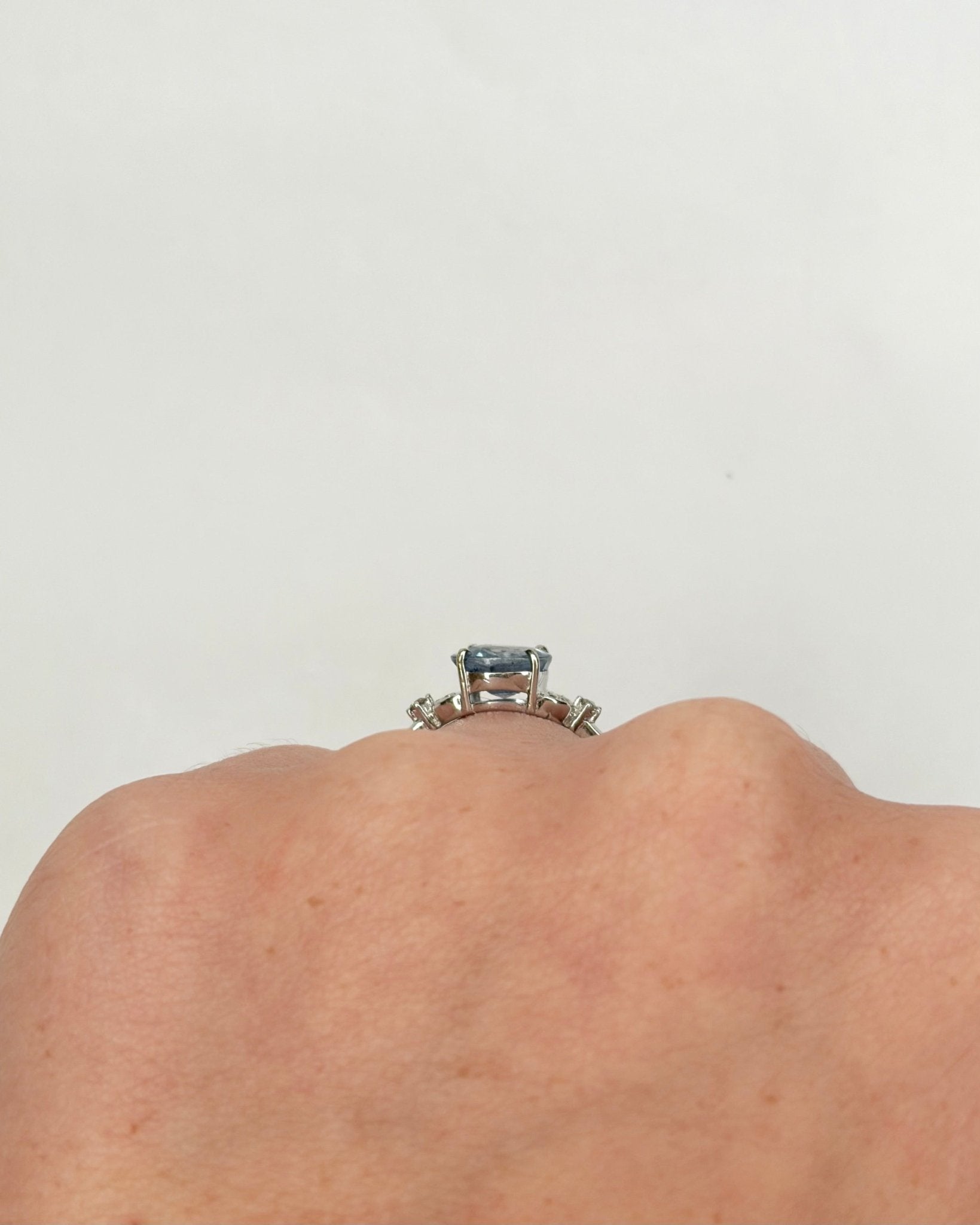 Bague Trilogie Saphir 2.70 carats &amp; Diamants "Florie" - Elliade Paris