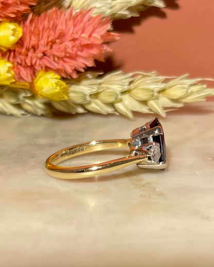 Bague Trilogie Saphir 2.80 carats &amp; Diamants &quot;Lindsay&quot; - Elliade Paris