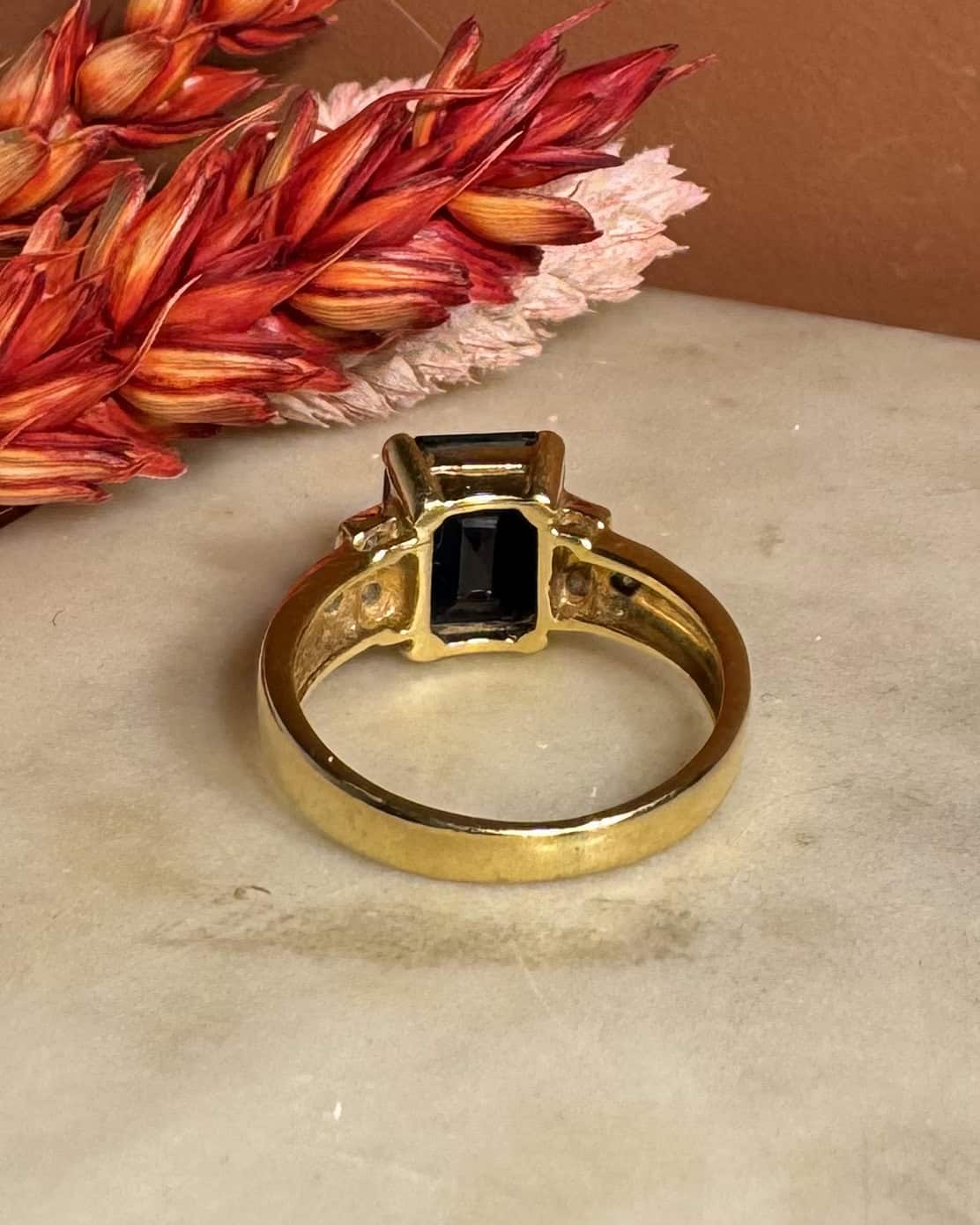 Bague Trilogie Saphir 3.30 carats &amp; Diamants "Lysa" - Elliade Paris