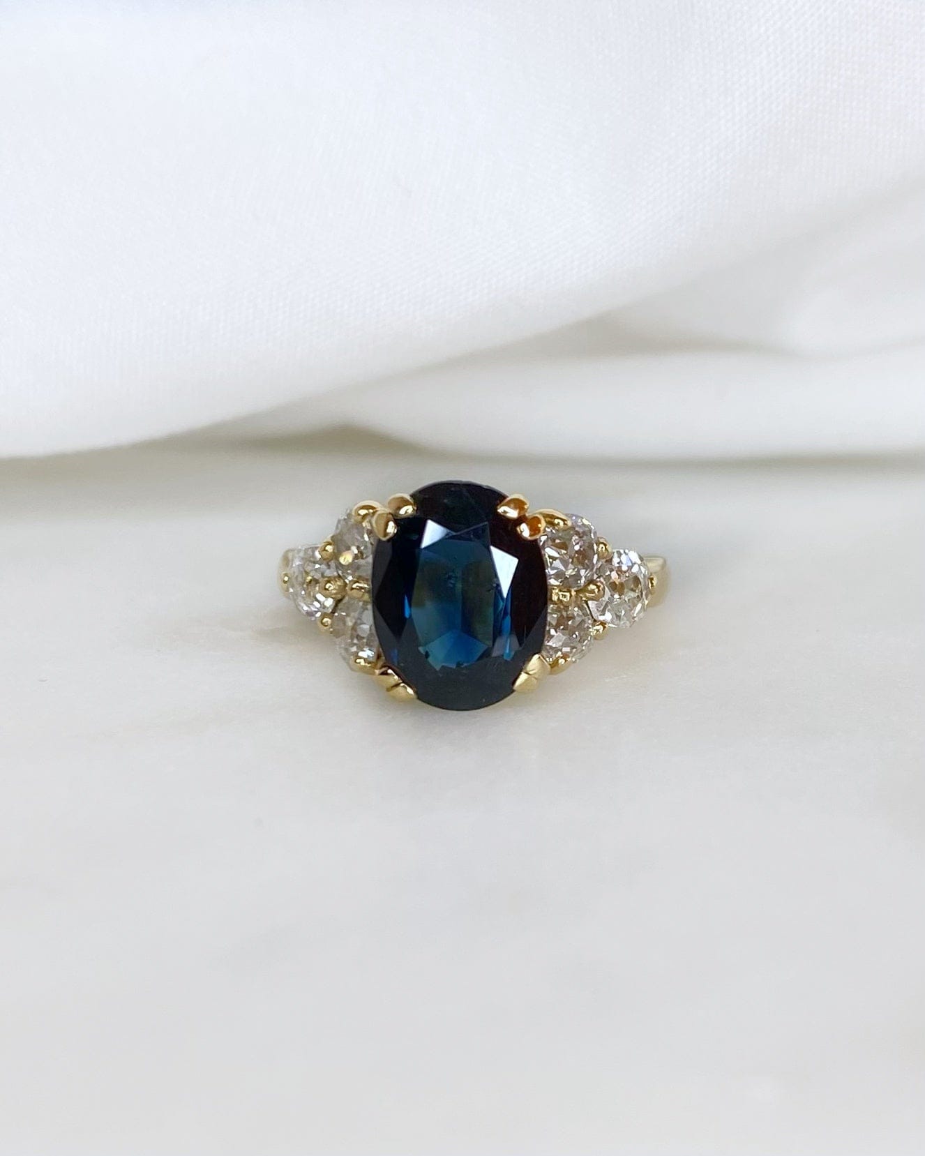 Bague Trilogie Saphir 3.40 carats &amp; Diamants "Erika" - Elliade Paris