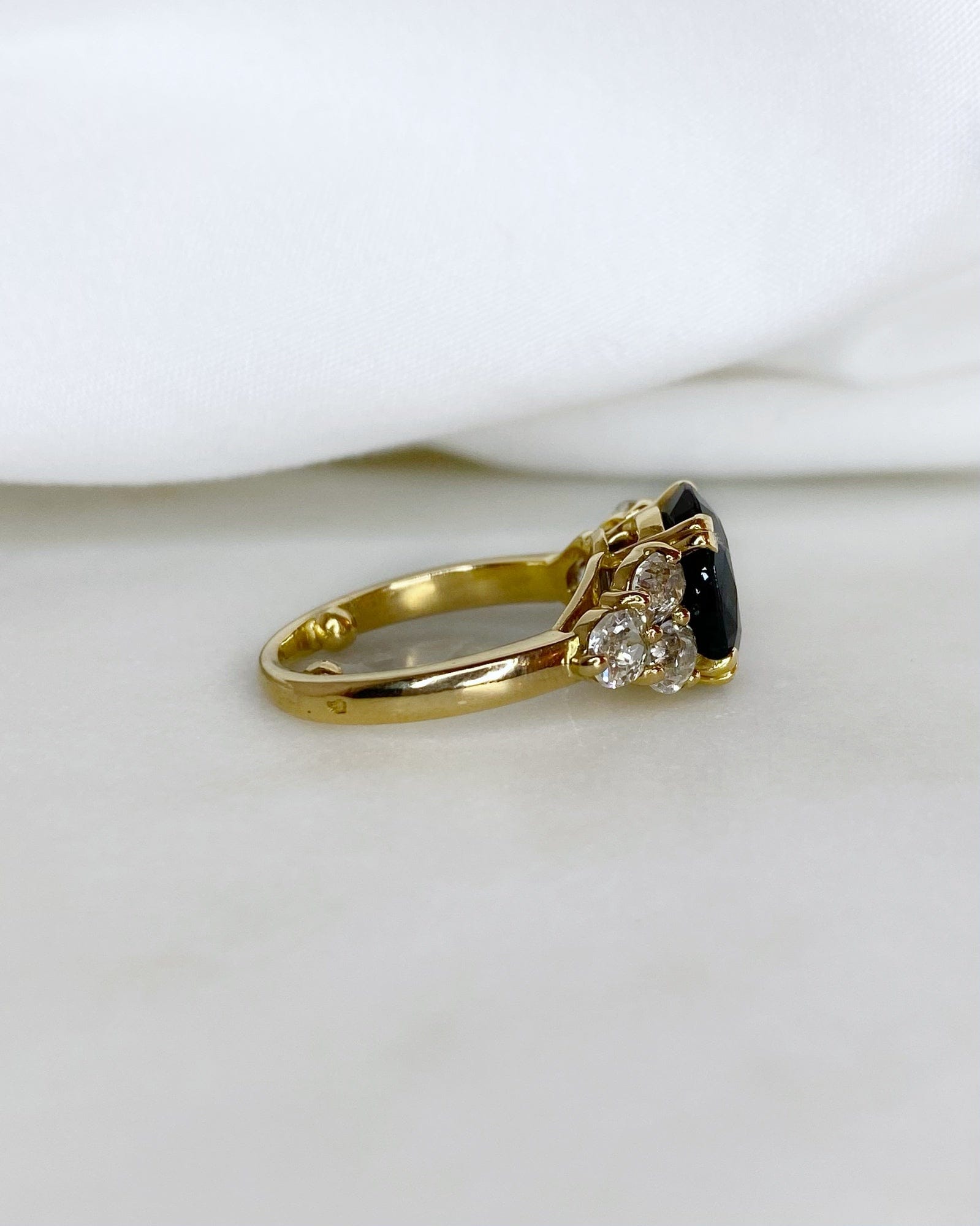 Bague Trilogie Saphir 3.40 carats &amp; Diamants "Erika" - Elliade Paris