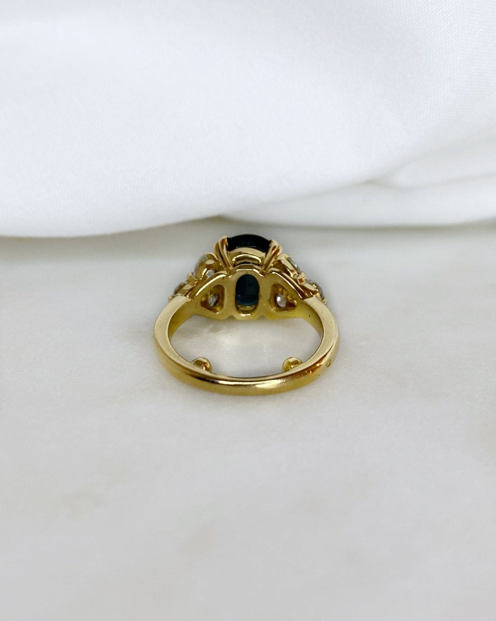Bague Trilogie Saphir 3.40 carats &amp; Diamants "Erika" - Elliade Paris
