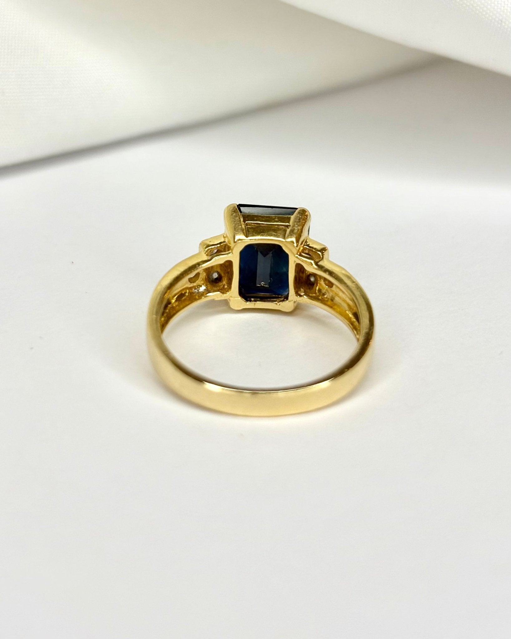 Bague Trilogie Saphir 3.70 carats &amp; 6 Diamants "Guilia" - Elliade Paris
