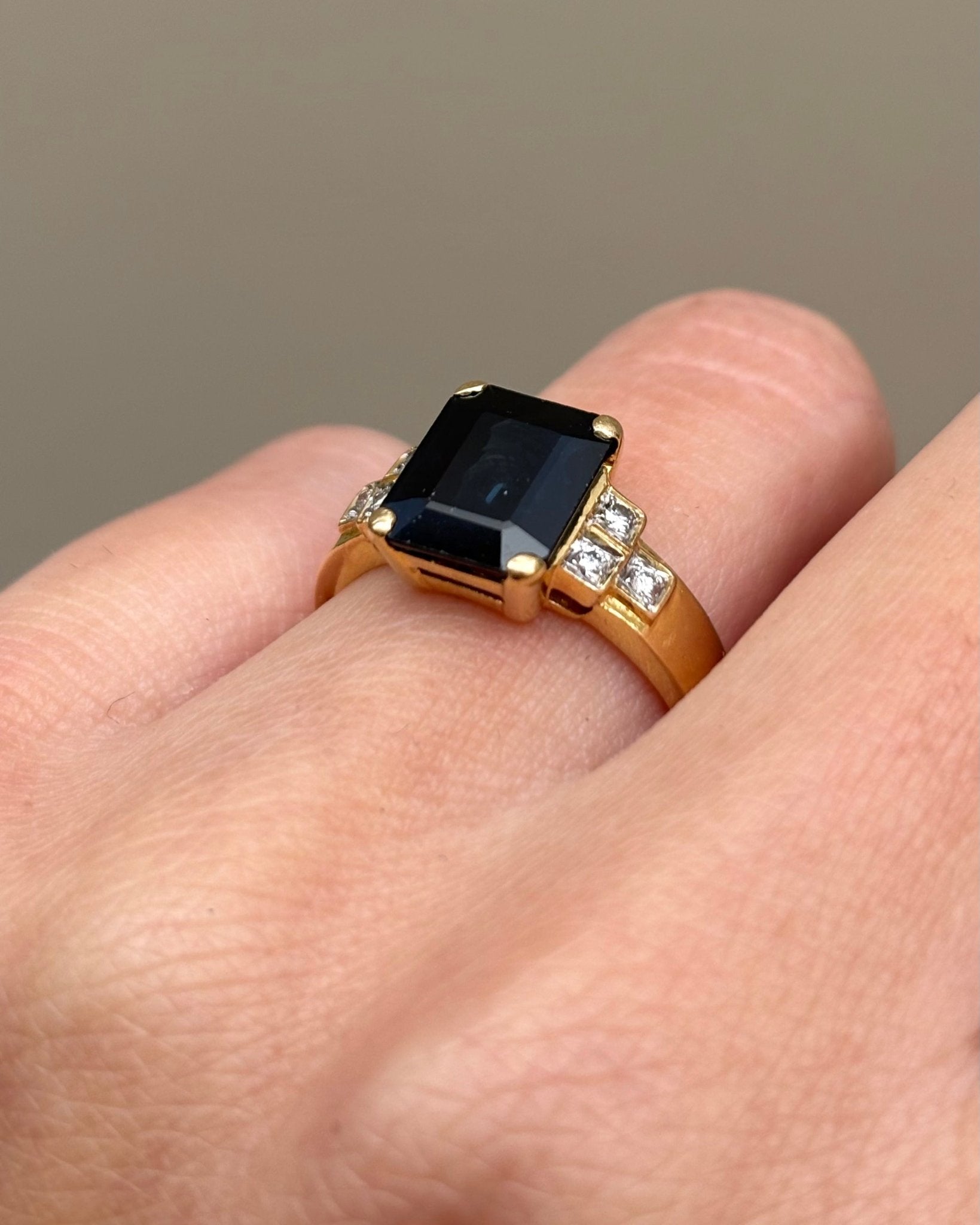 Bague Trilogie Saphir 3.70 carats &amp; 6 Diamants "Guilia" - Elliade Paris