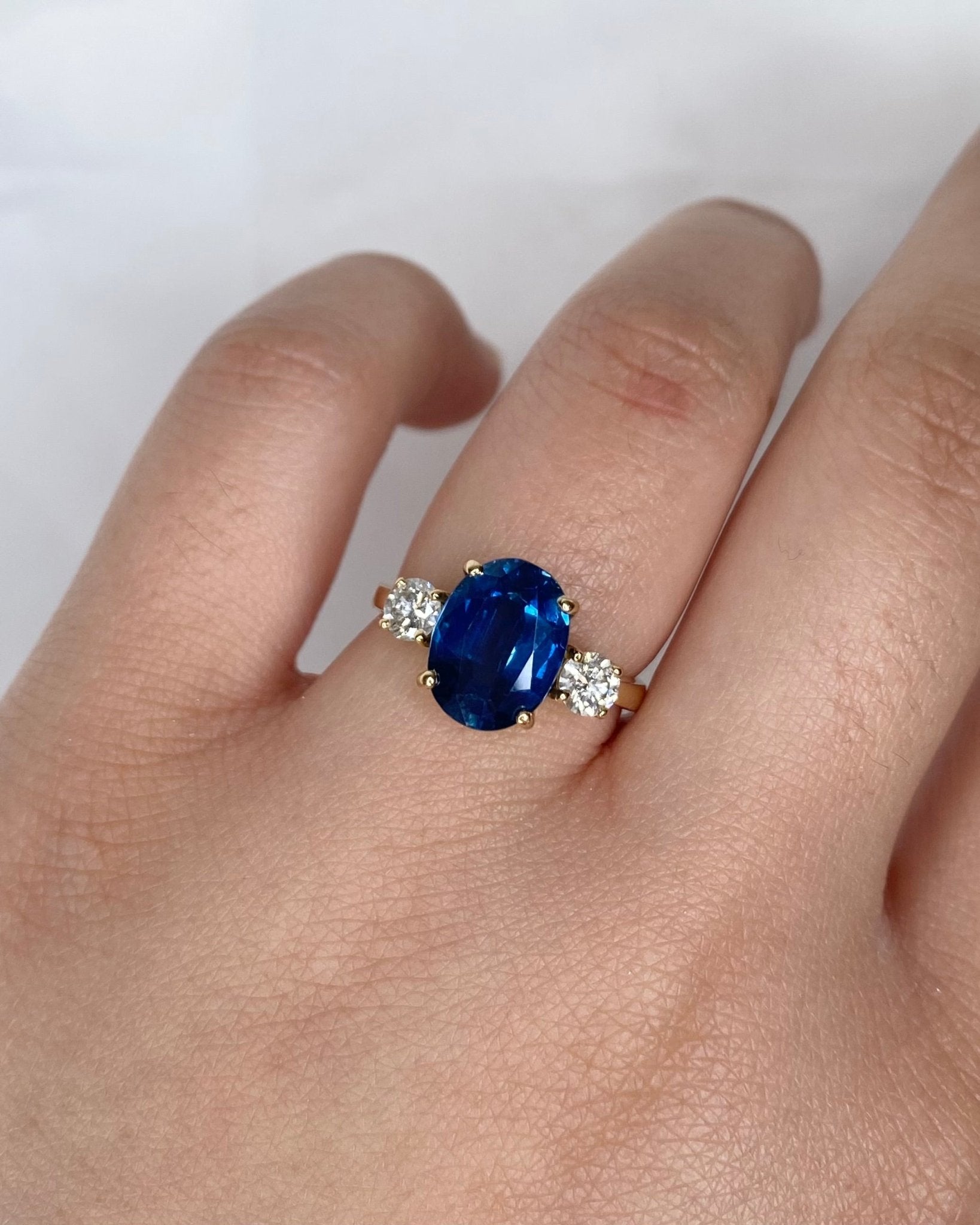 Bague Trilogie Saphir 3.80 carats &amp; Diamants 0.44 carat "Faustine" - Elliade Paris