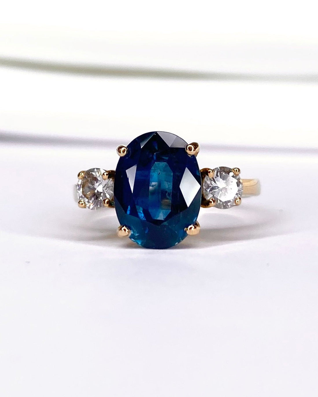 Bague Trilogie Saphir 3.80 carats &amp; Diamants 0.44 carat "Faustine" - Elliade Paris