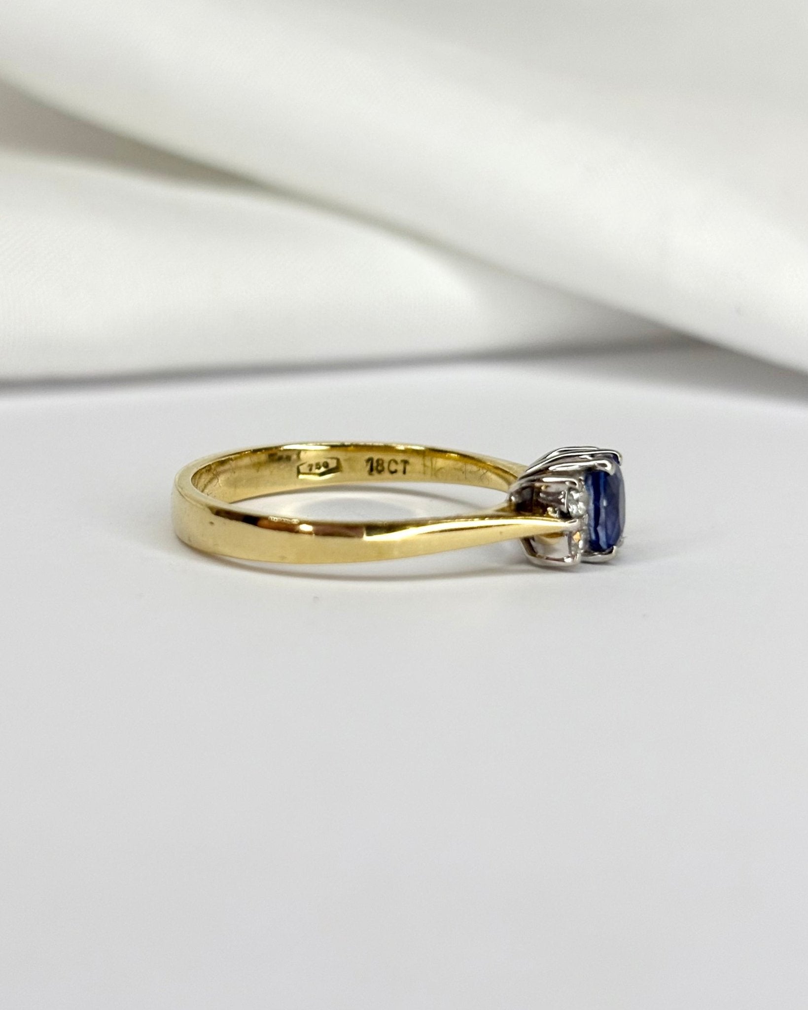 Bague Trilogie Saphir &amp; 4 Diamants "Naé" - Elliade Paris