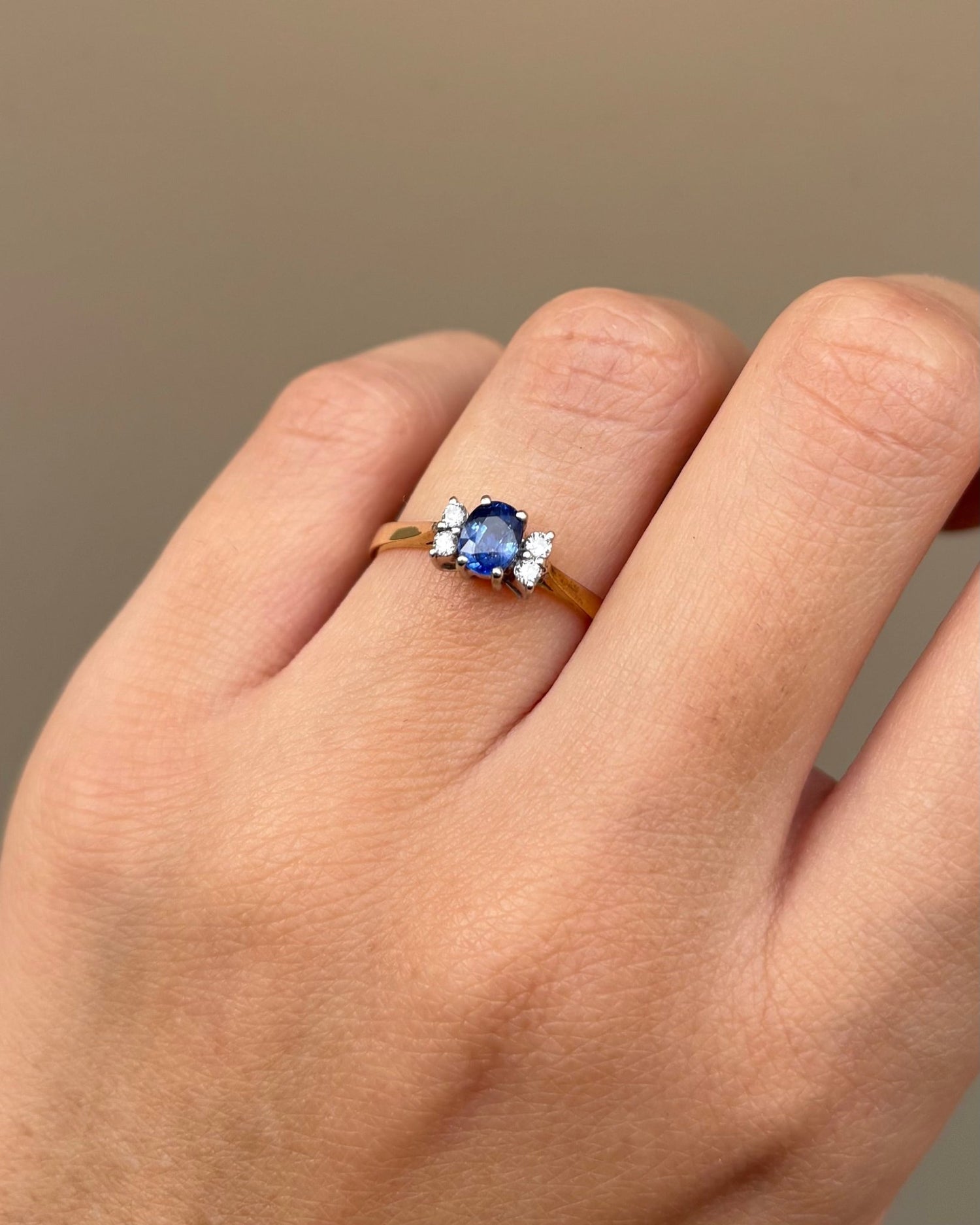 Bague Trilogie Saphir &amp; 4 Diamants &quot;Naé&quot; - Elliade Paris