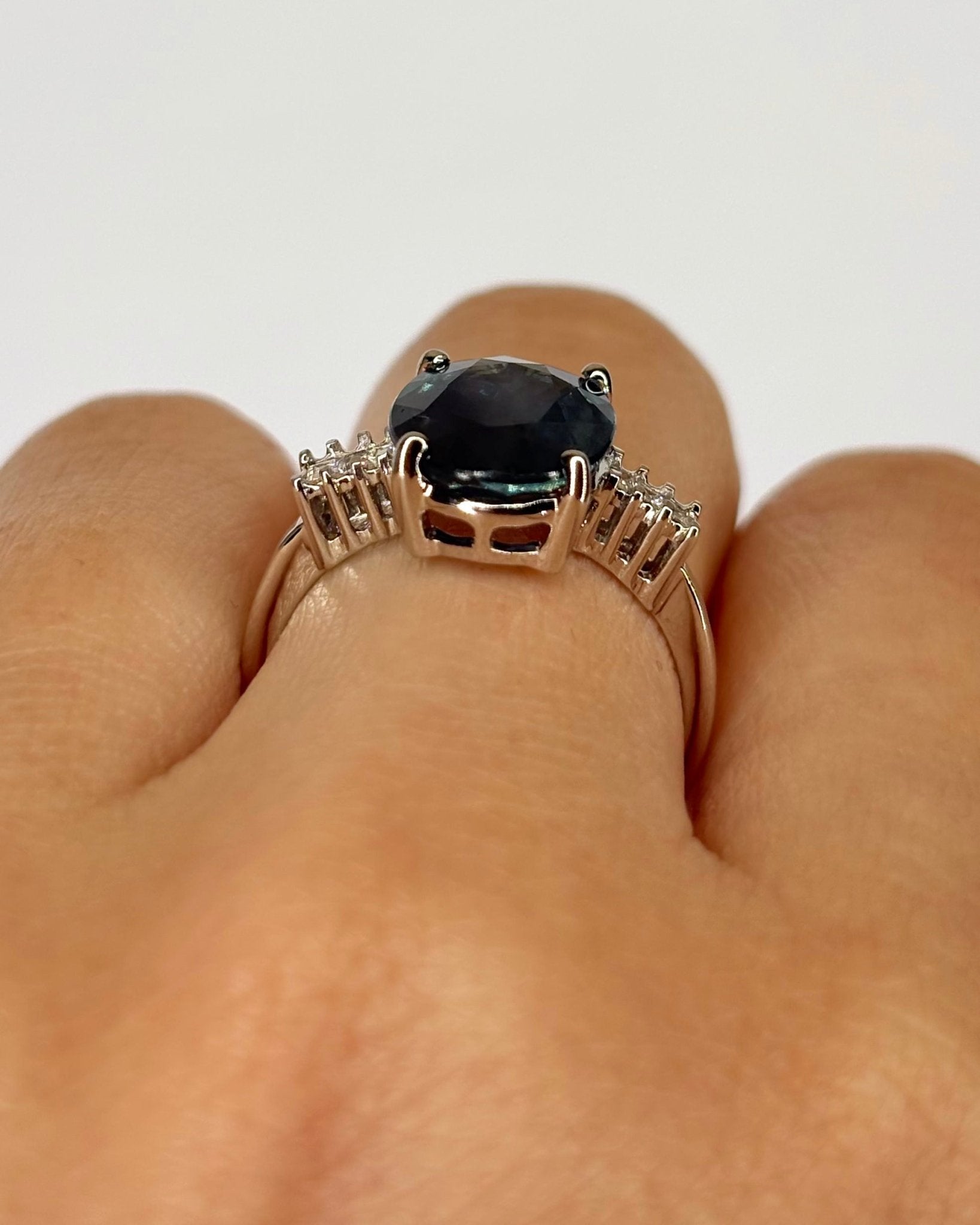 Bague Trilogie Saphir 4.17 carats &amp; Diamants "Sicilia" - Elliade Paris